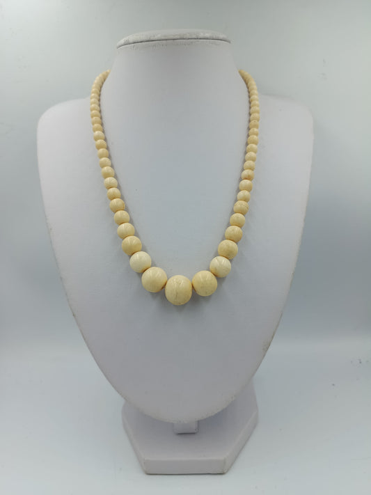 Helle Natur Perlenkette mit runden Kugeln in warmem Creme Ton