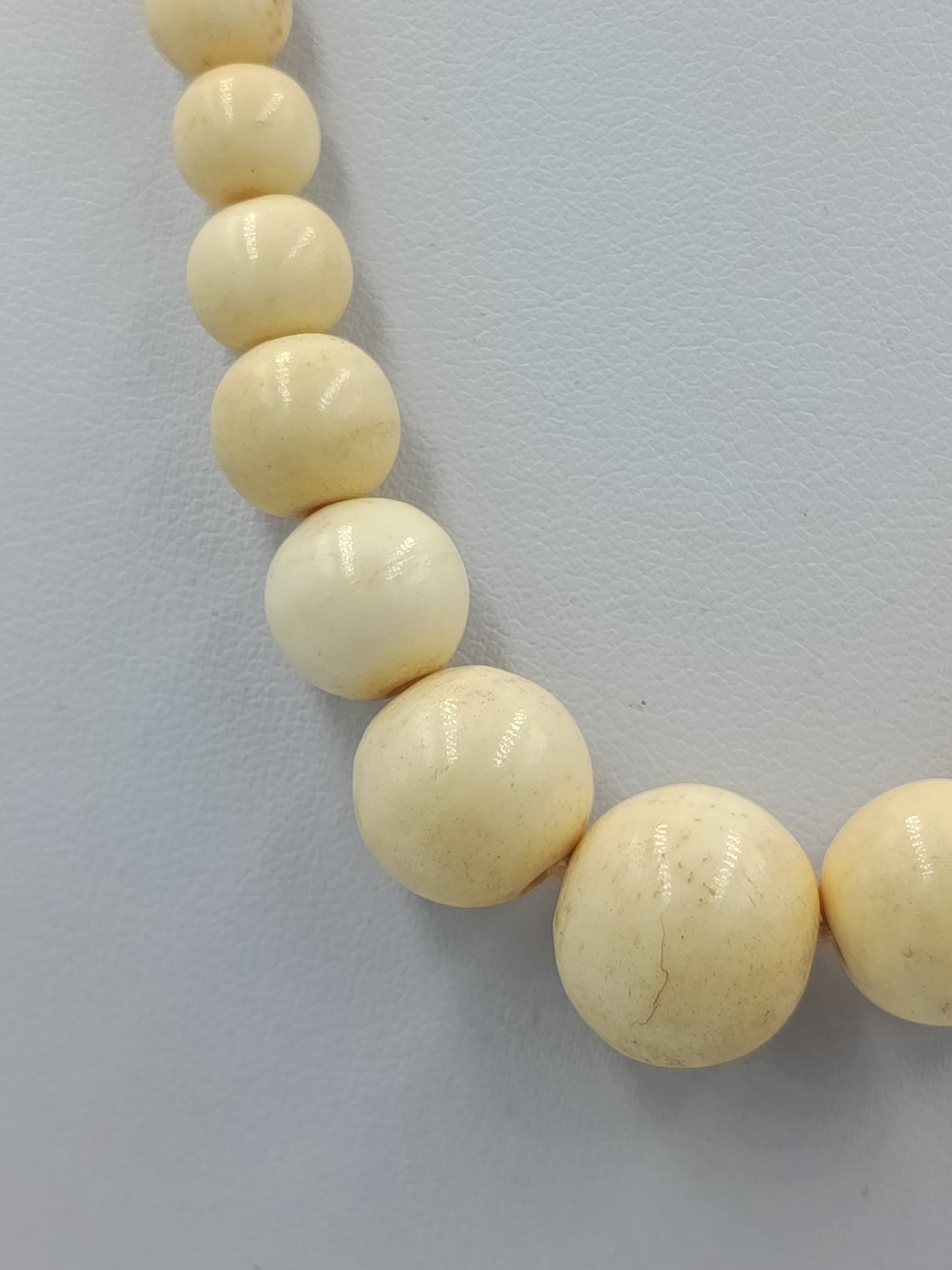 Helle Natur Perlenkette mit runden Kugeln in warmem Creme Ton