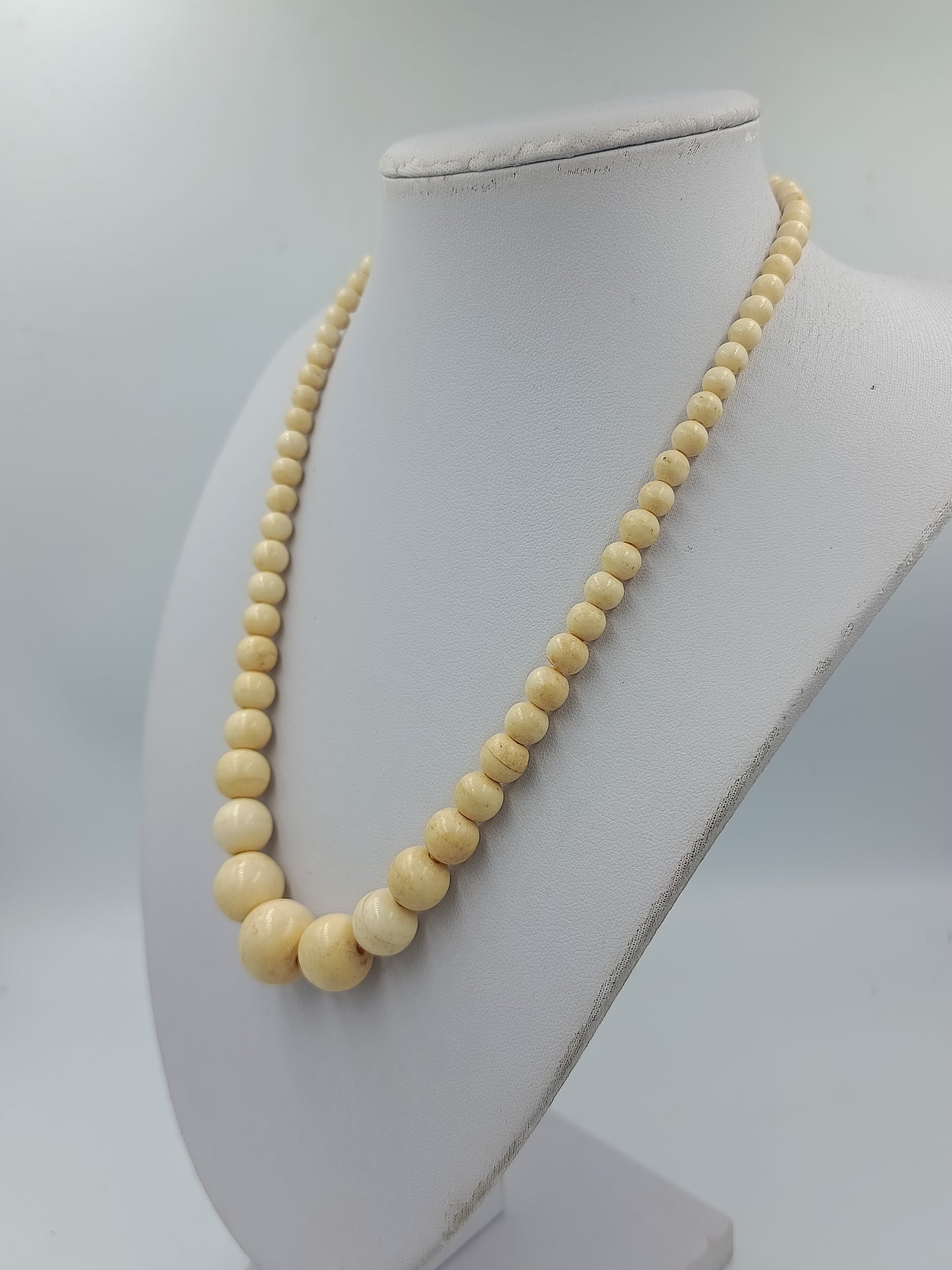Helle Natur Perlenkette mit runden Kugeln in warmem Creme Ton