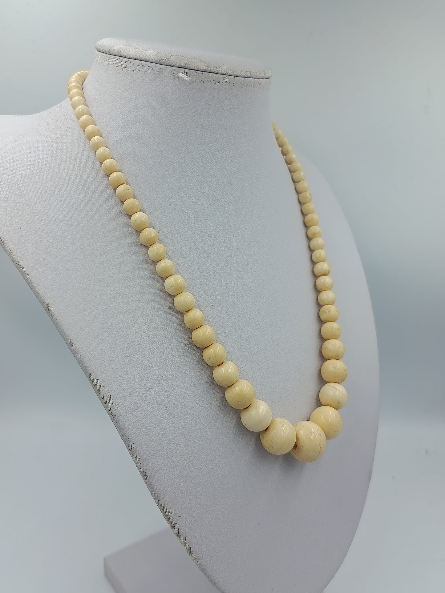 Helle Natur Perlenkette mit runden Kugeln in warmem Creme Ton