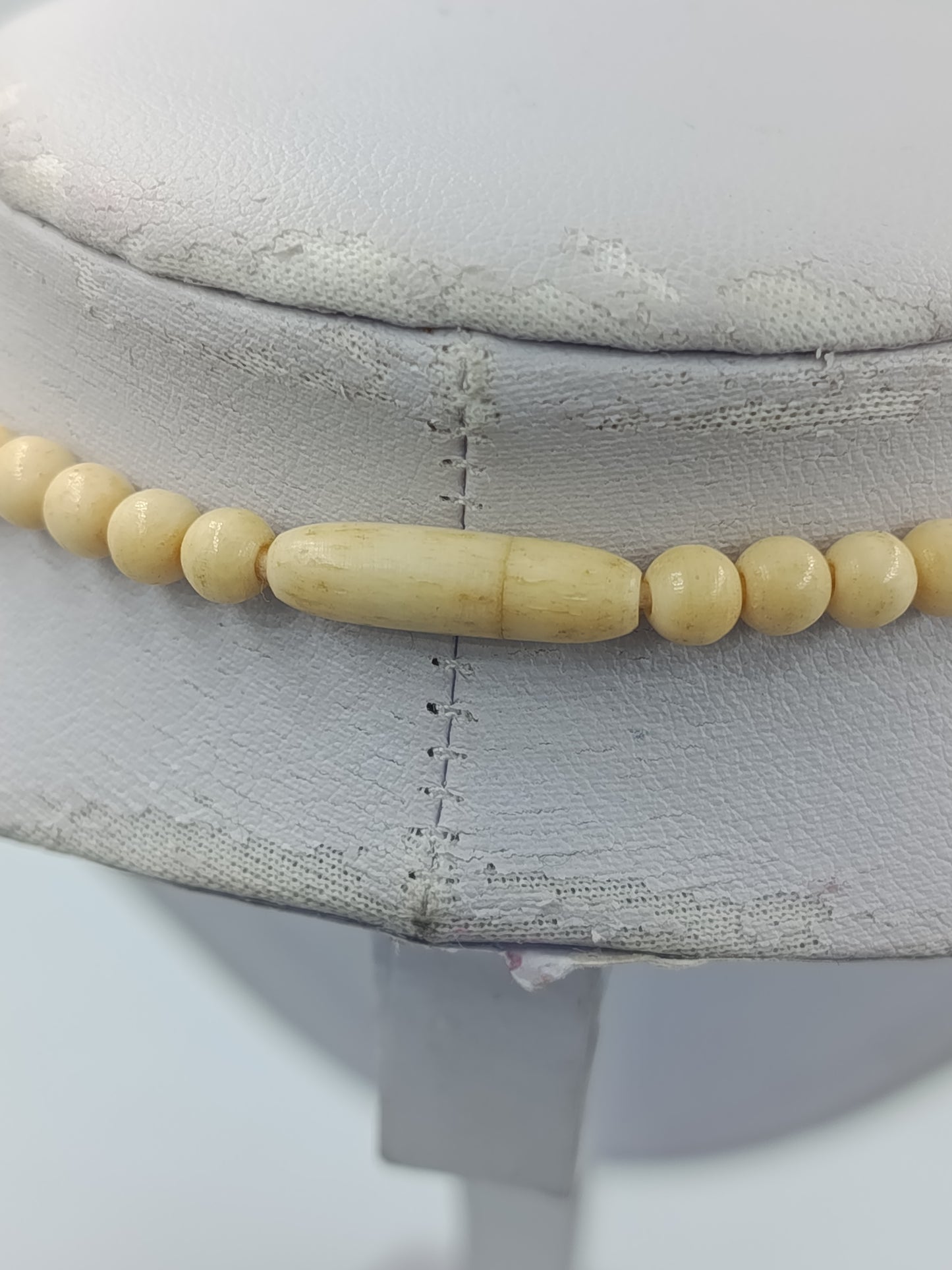 Helle Natur Perlenkette mit runden Kugeln in warmem Creme Ton