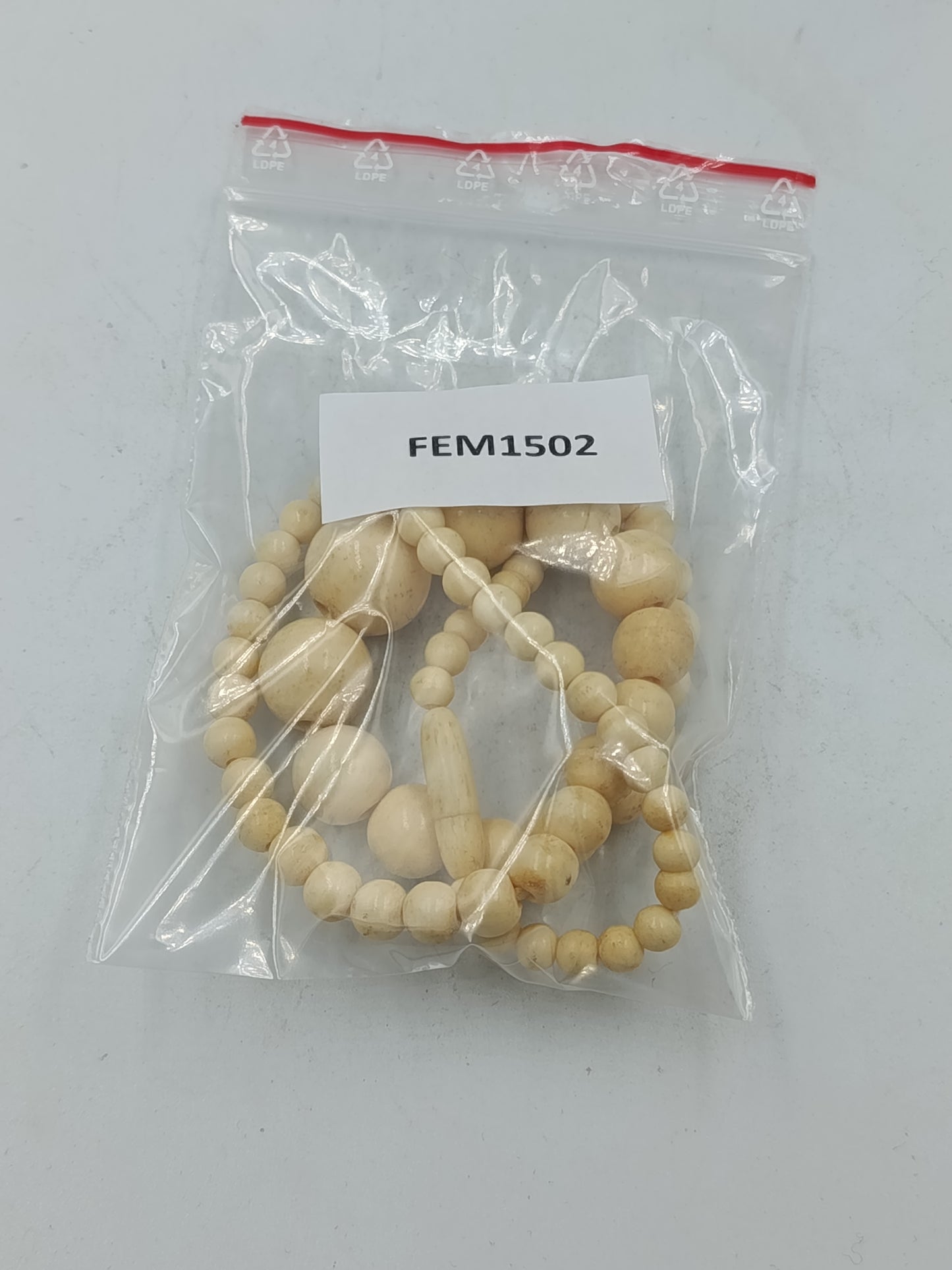 Helle Natur Perlenkette mit runden Kugeln in warmem Creme Ton