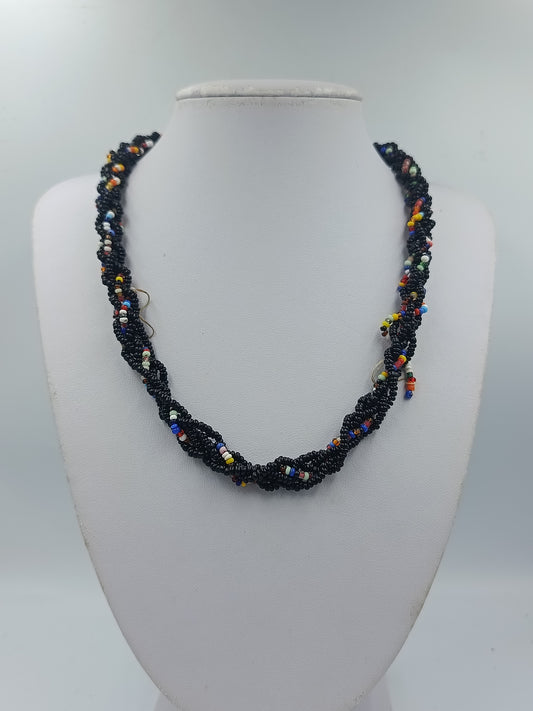 Bunte Glasperlenkette mit schwarzer Grundfarbe und dekorativem Mittelstein