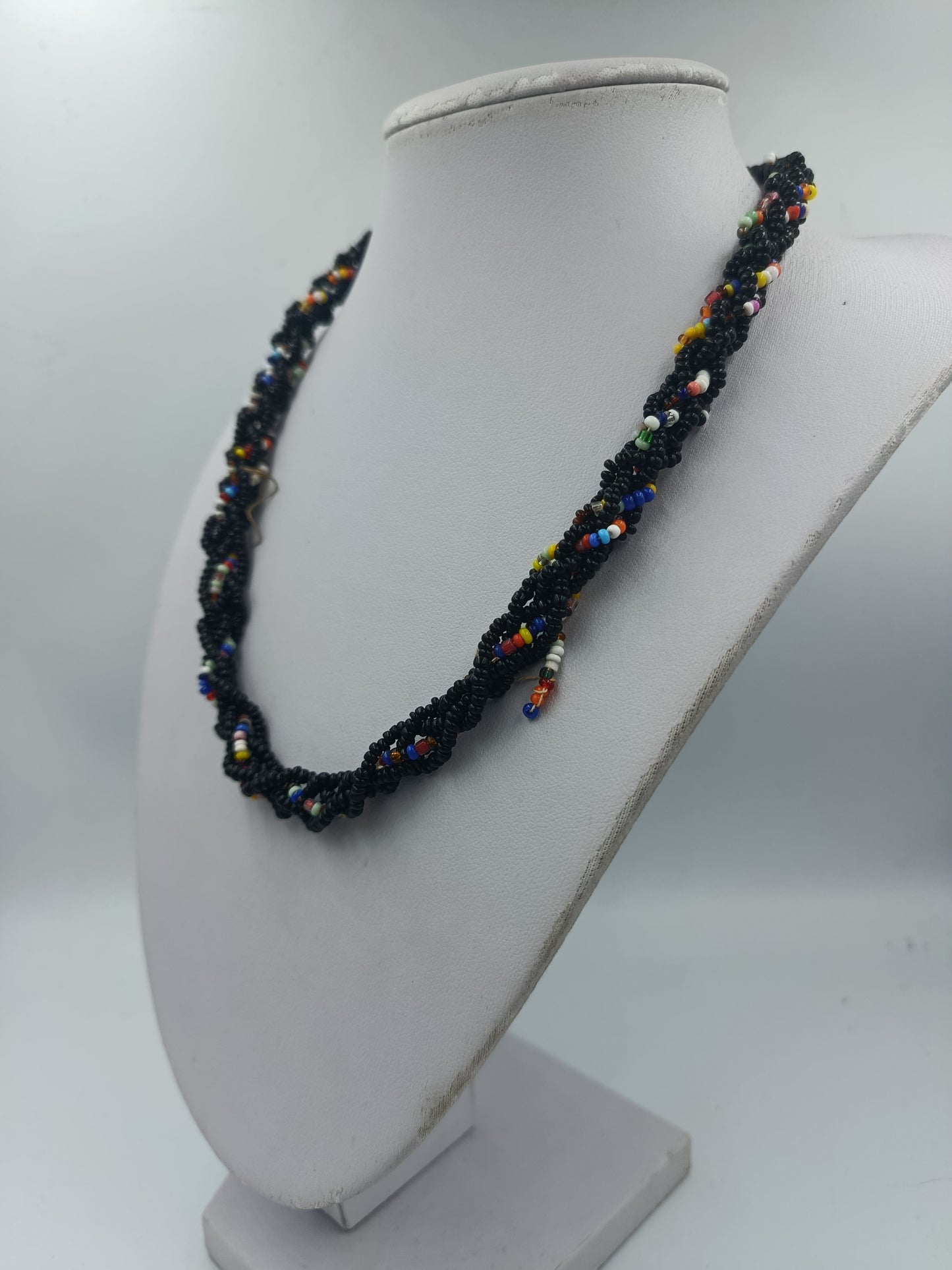 Bunte Glasperlenkette mit schwarzer Grundfarbe und dekorativem Mittelstein