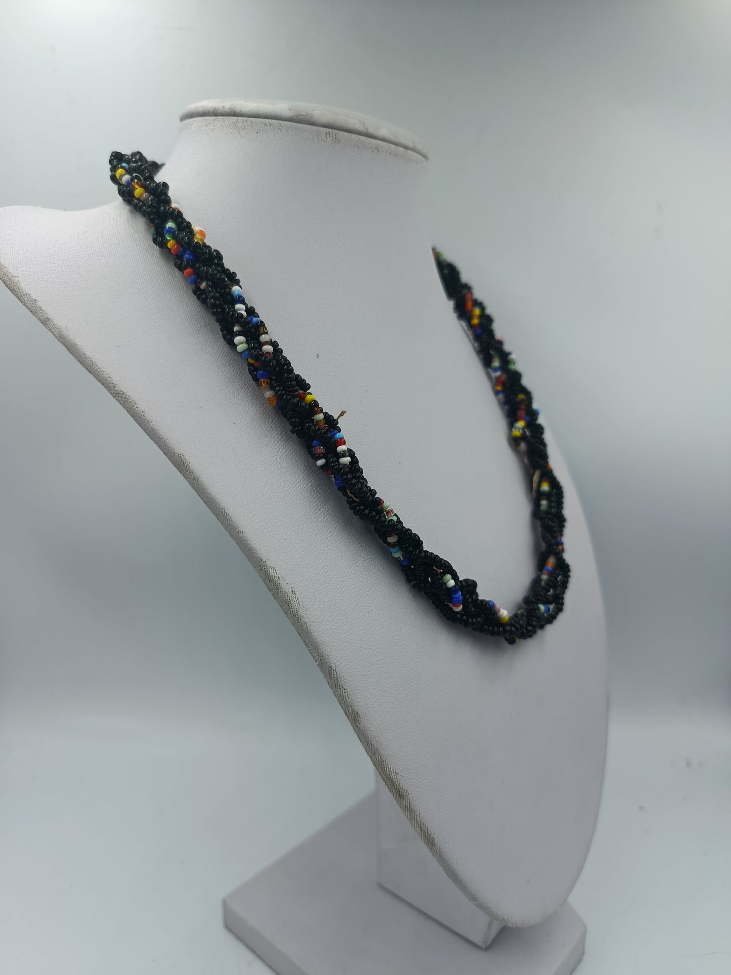 Bunte Glasperlenkette mit schwarzer Grundfarbe und dekorativem Mittelstein