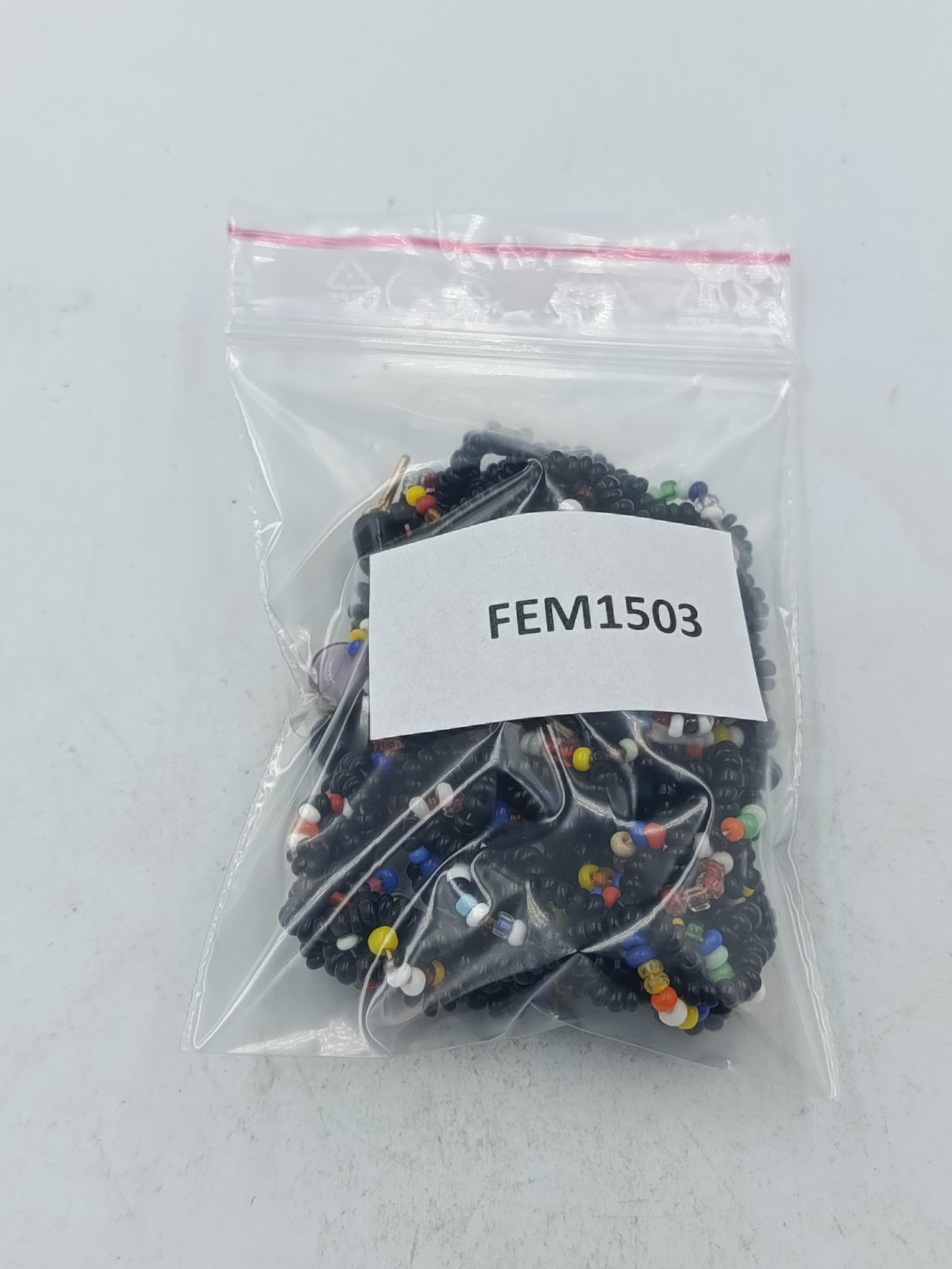 Bunte Glasperlenkette mit schwarzer Grundfarbe und dekorativem Mittelstein