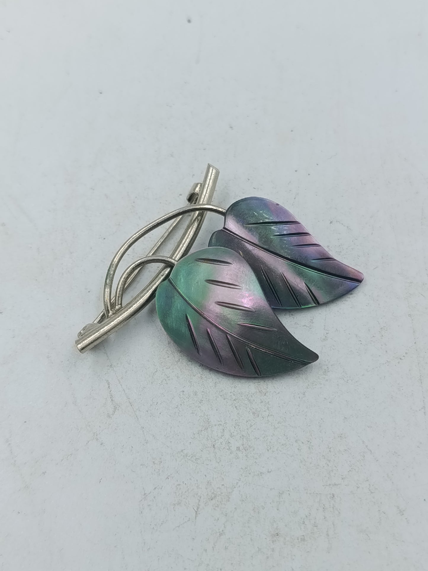 Blatt Brosche in schimmernden Grün und Violetttönen