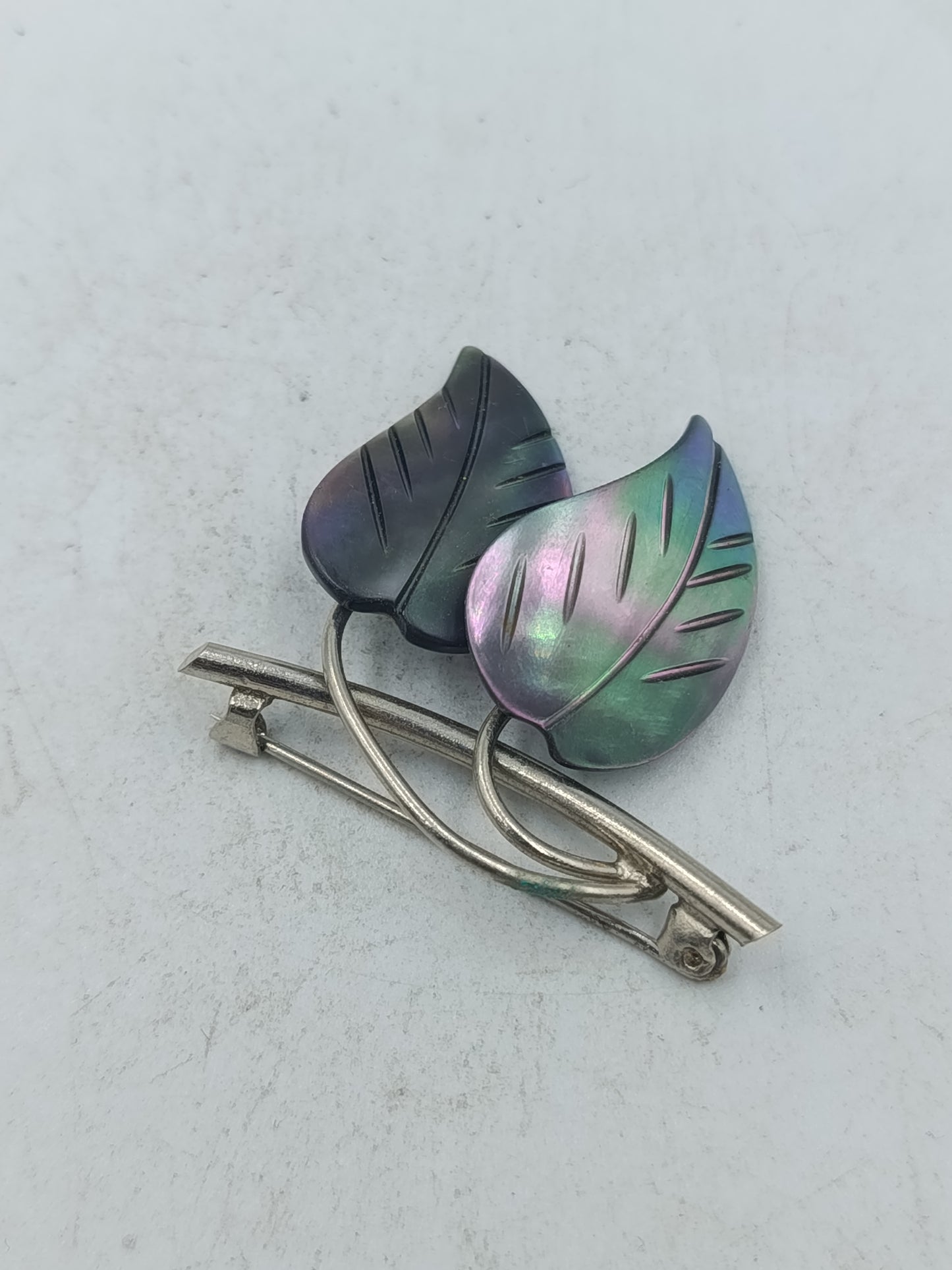 Blatt Brosche in schimmernden Grün und Violetttönen