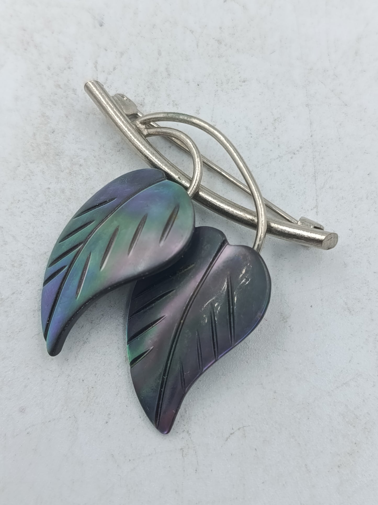 Blatt Brosche in schimmernden Grün und Violetttönen