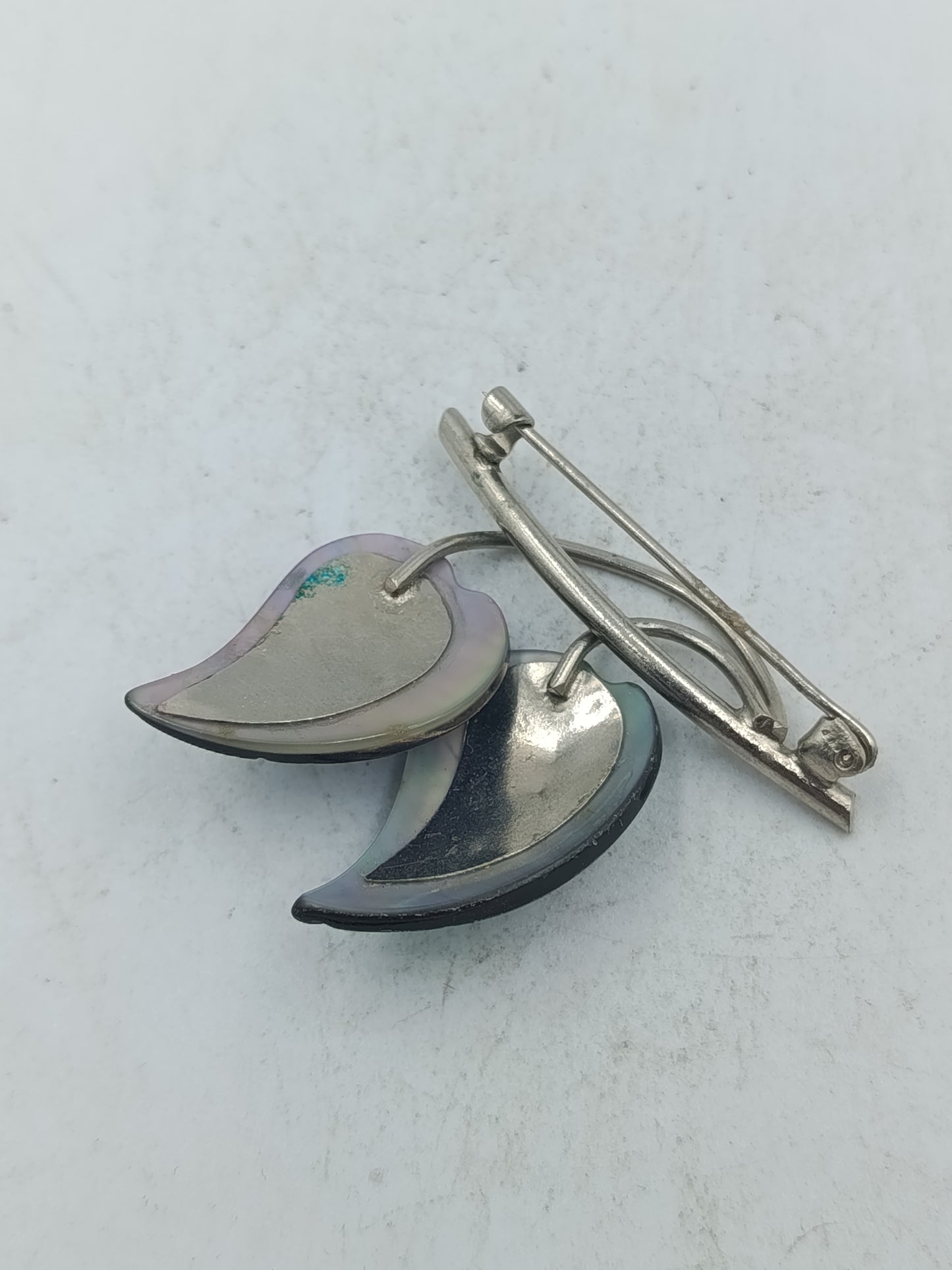 Blatt Brosche in schimmernden Grün und Violetttönen