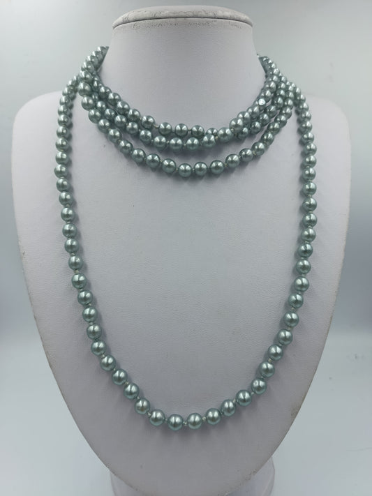 Perlenkette in elegantem Silbergrün mit edlem mehrreihigem Design