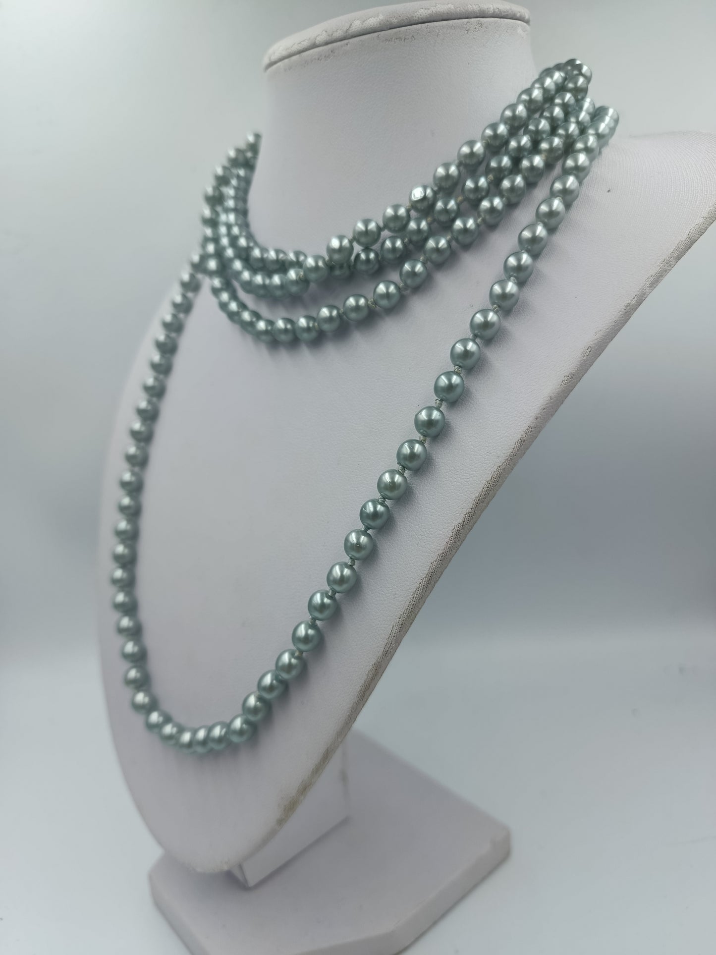 Perlenkette in elegantem Silbergrün mit edlem mehrreihigem Design