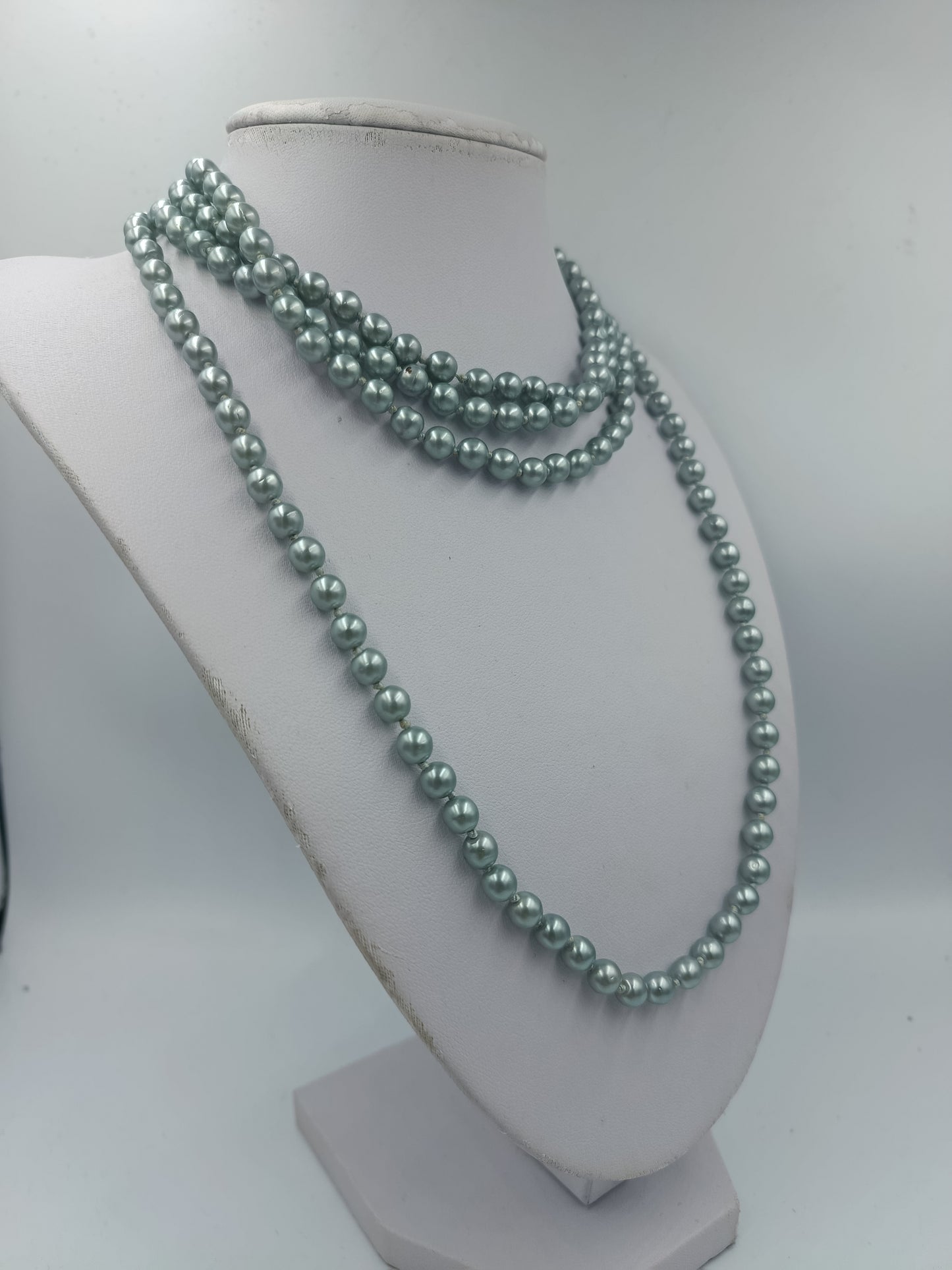 Perlenkette in elegantem Silbergrün mit edlem mehrreihigem Design