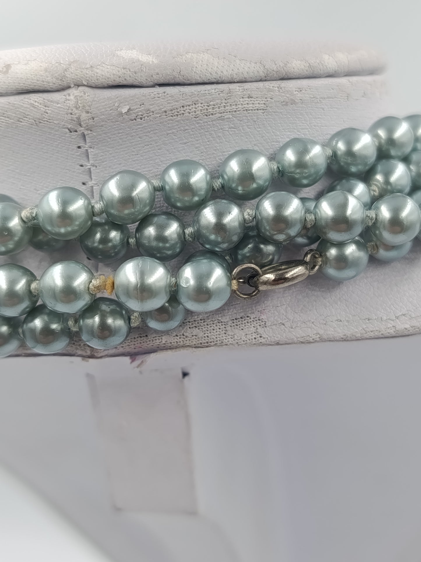 Perlenkette in elegantem Silbergrün mit edlem mehrreihigem Design