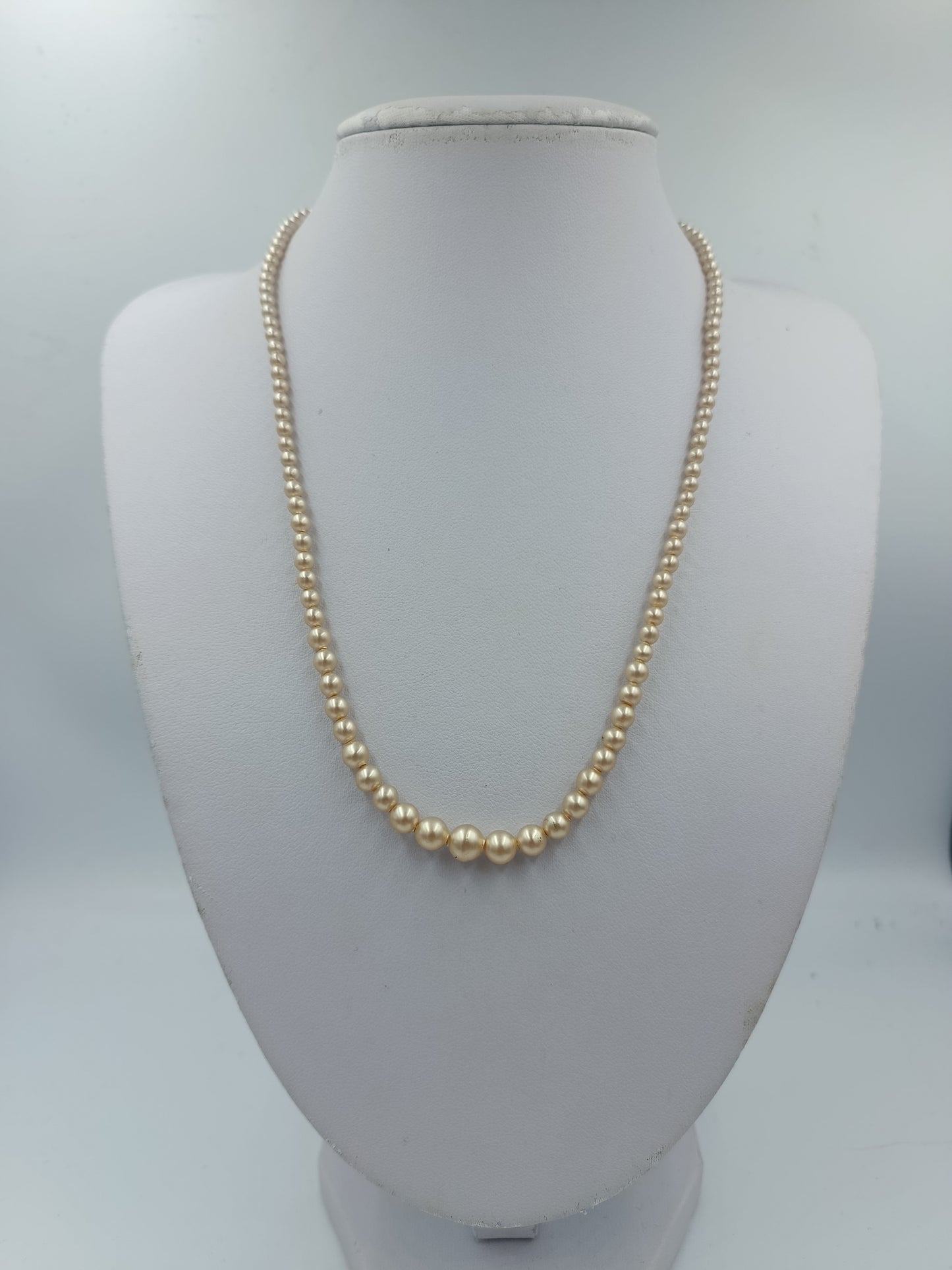 Perlenkette in warmem Champagnerton mit zartem Vintage Verschluss