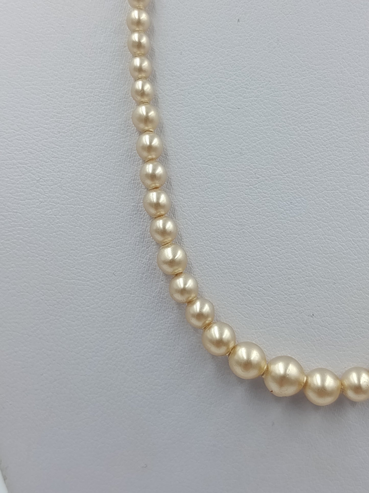 Perlenkette in warmem Champagnerton mit zartem Vintage Verschluss