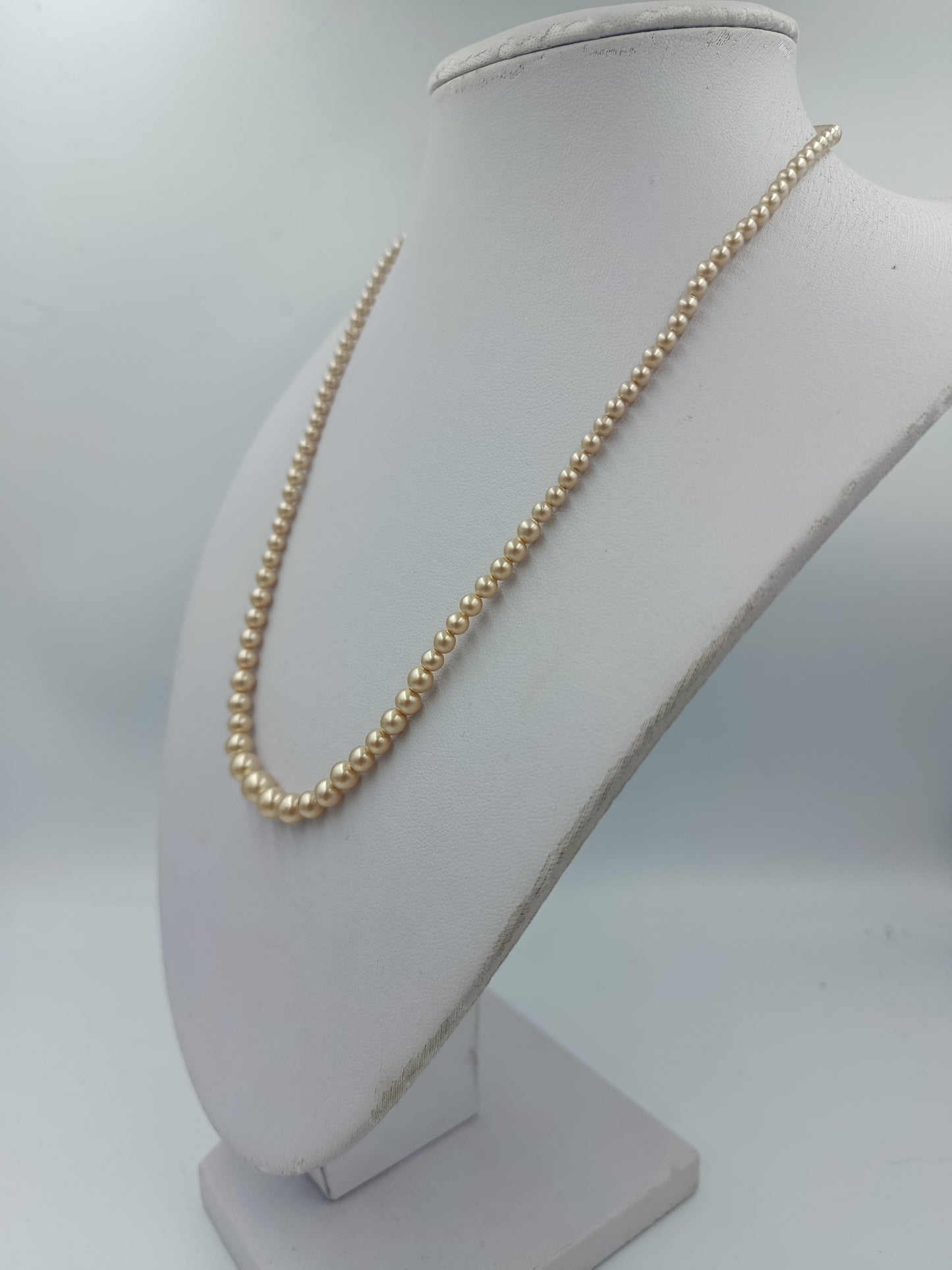 Perlenkette in warmem Champagnerton mit zartem Vintage Verschluss