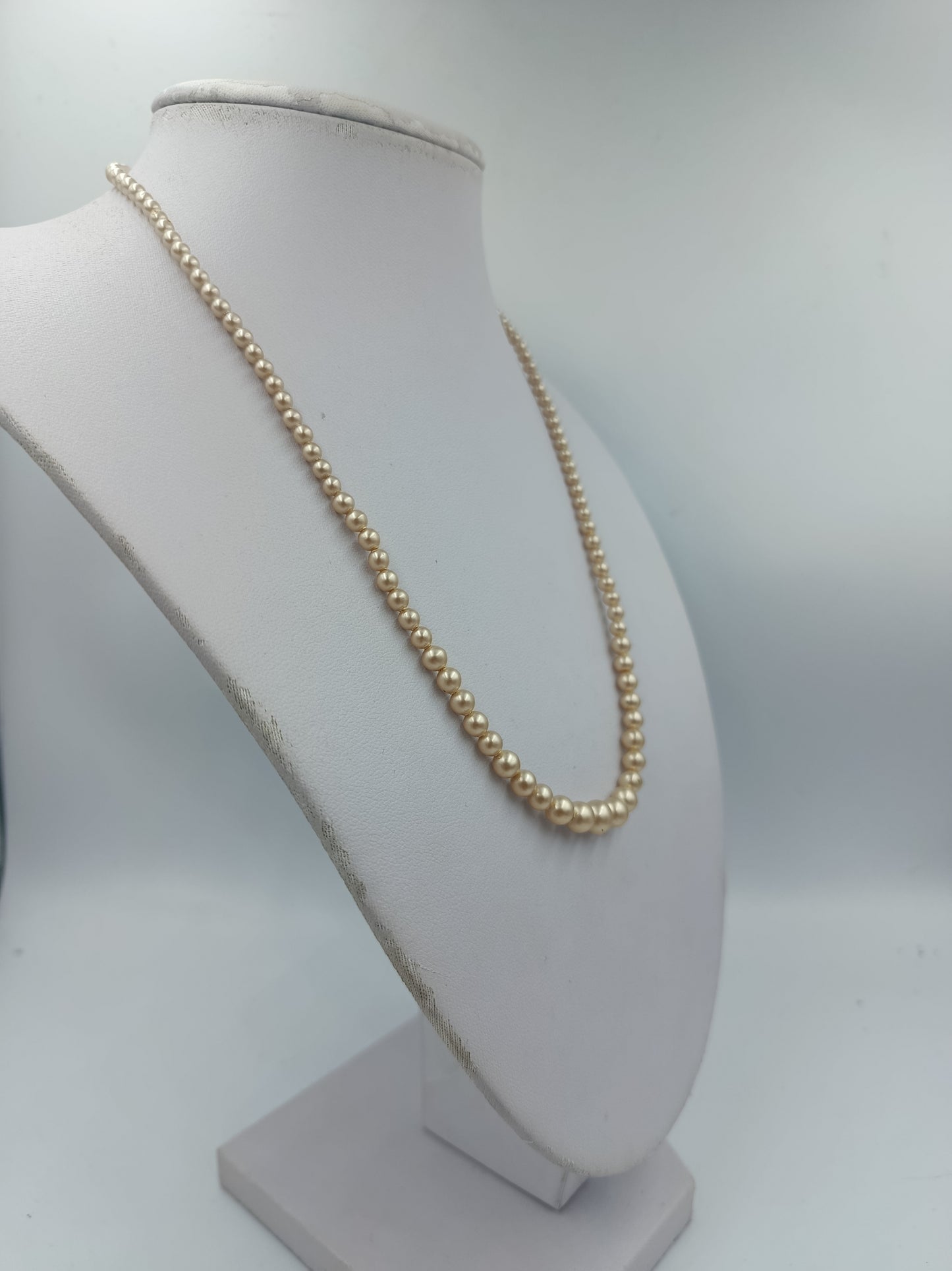 Perlenkette in warmem Champagnerton mit zartem Vintage Verschluss