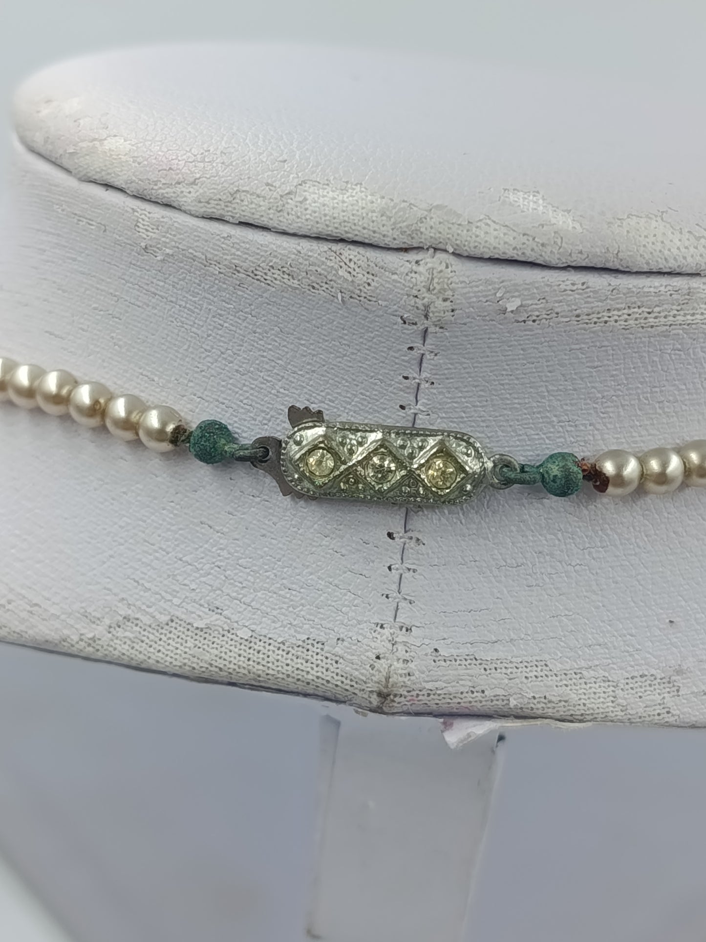 Perlenkette in warmem Champagnerton mit zartem Vintage Verschluss