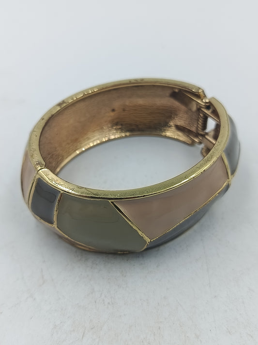 Breiter Armreif in Goldoptik mit geometrischem Muster in edlen Naturtönen