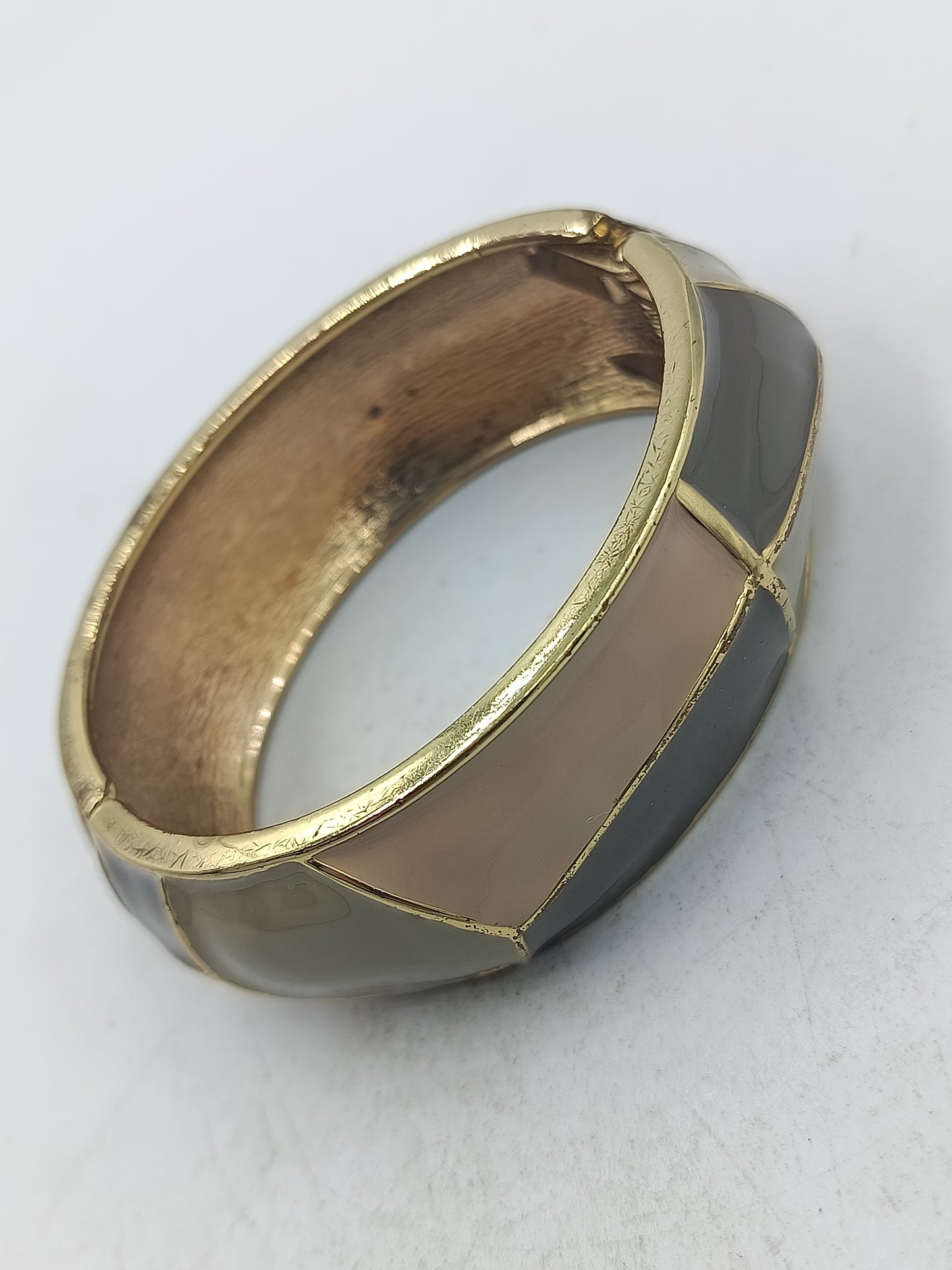 Breiter Armreif in Goldoptik mit geometrischem Muster in edlen Naturtönen