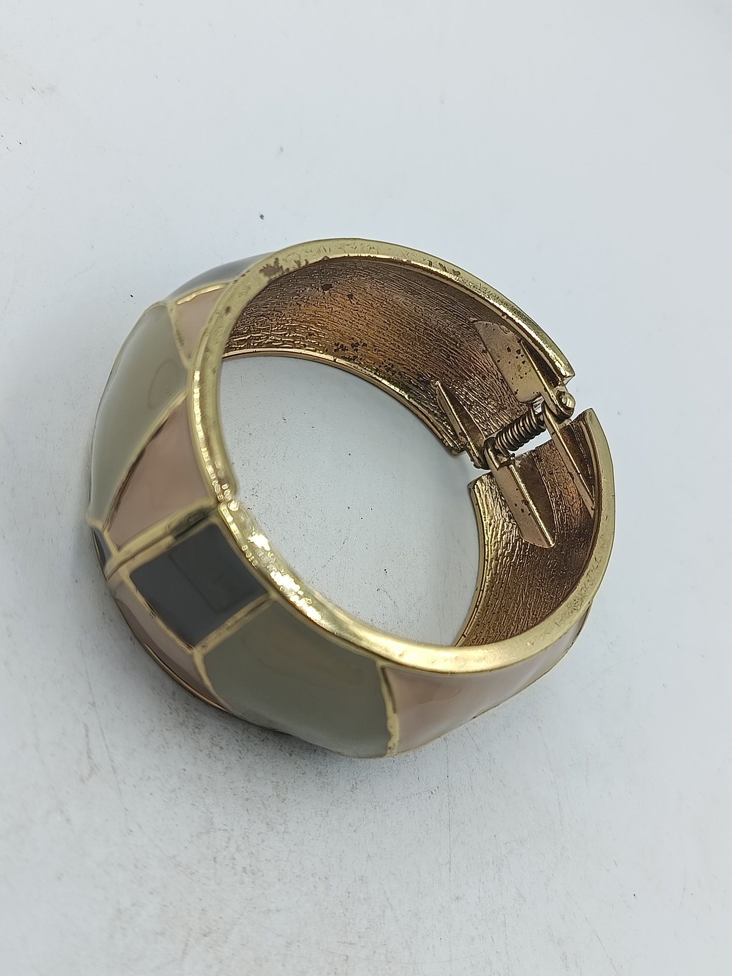 Breiter Armreif in Goldoptik mit geometrischem Muster in edlen Naturtönen