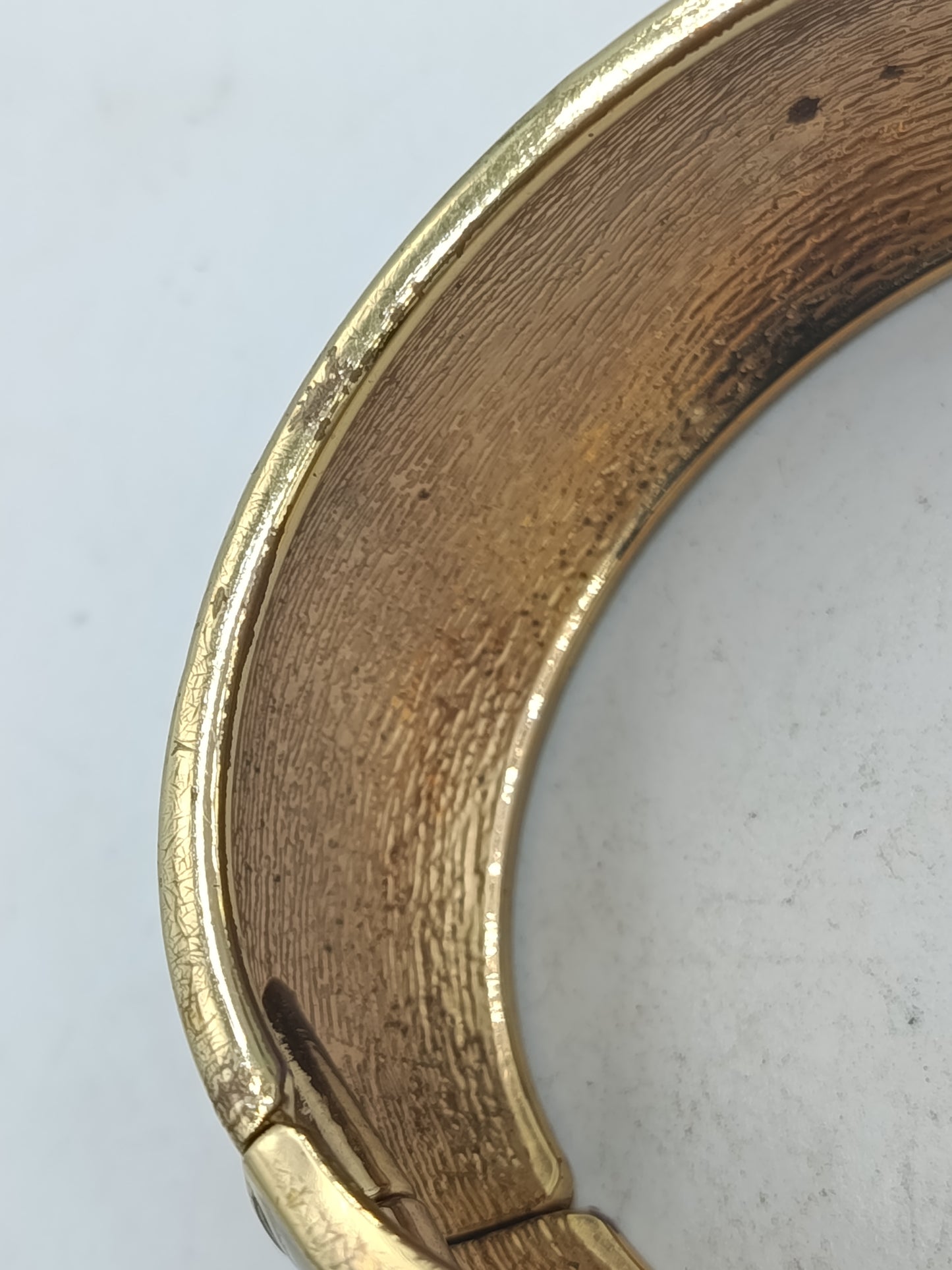 Breiter Armreif in Goldoptik mit geometrischem Muster in edlen Naturtönen