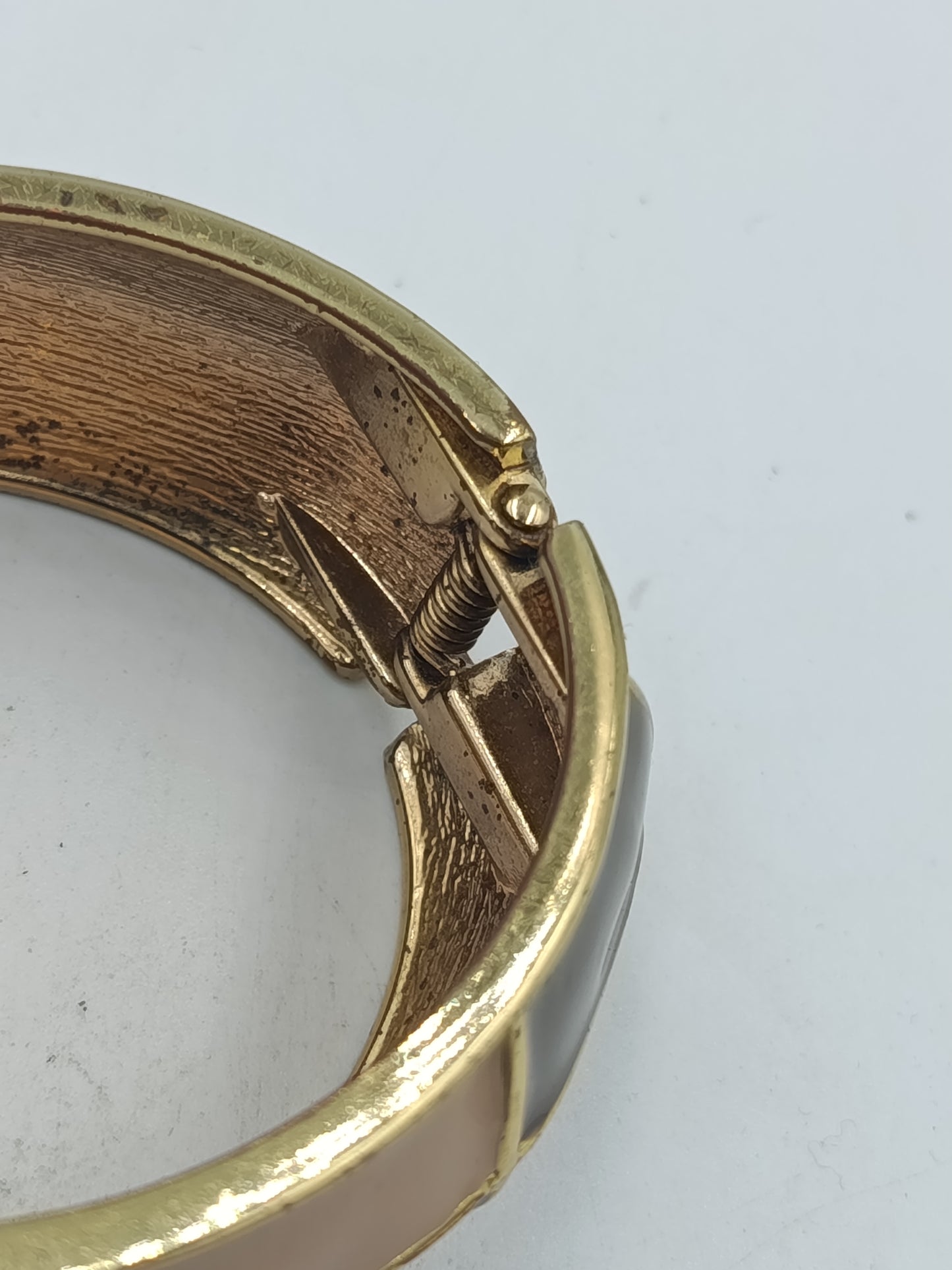 Breiter Armreif in Goldoptik mit geometrischem Muster in edlen Naturtönen