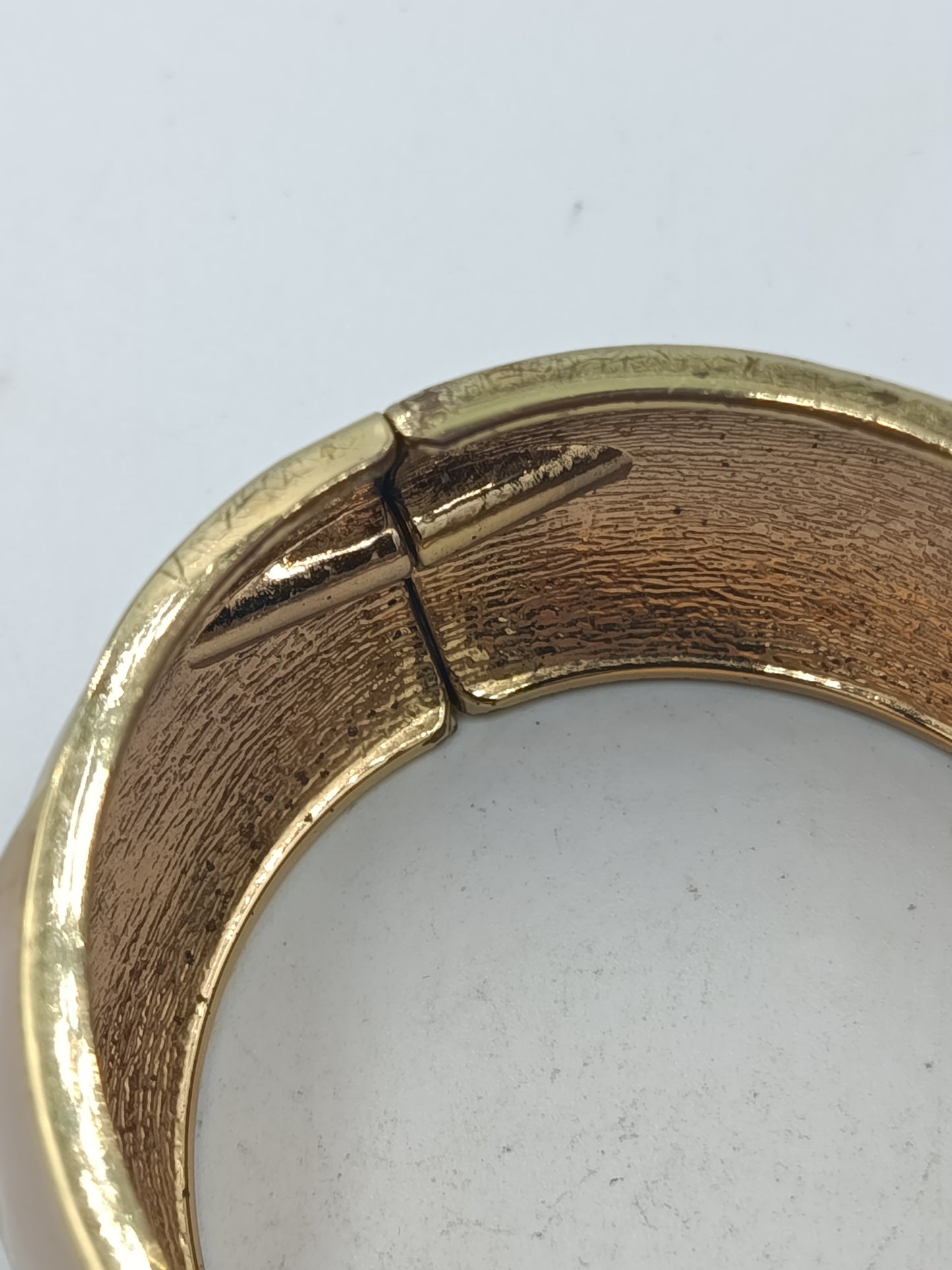 Breiter Armreif in Goldoptik mit geometrischem Muster in edlen Naturtönen