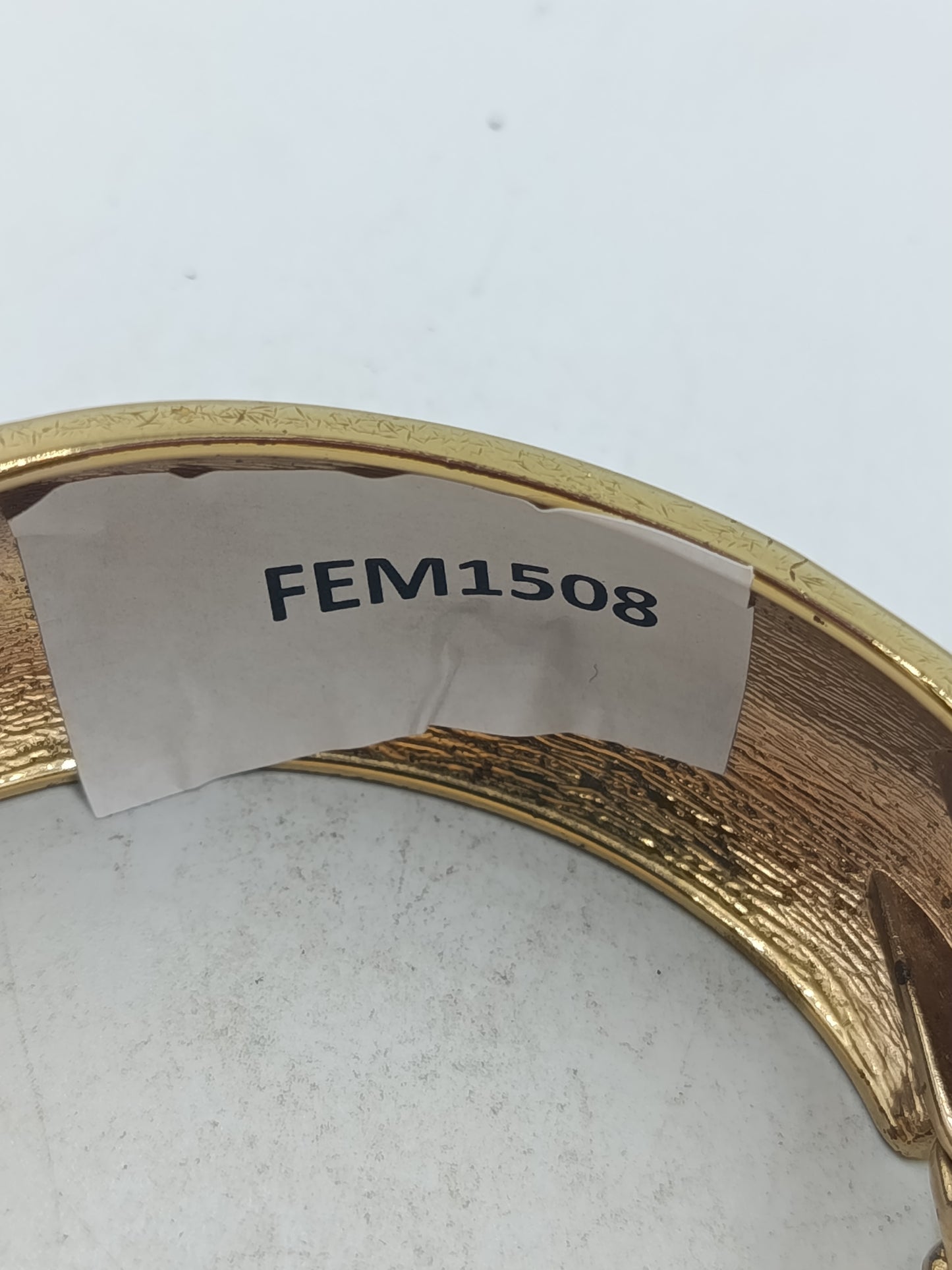 Breiter Armreif in Goldoptik mit geometrischem Muster in edlen Naturtönen