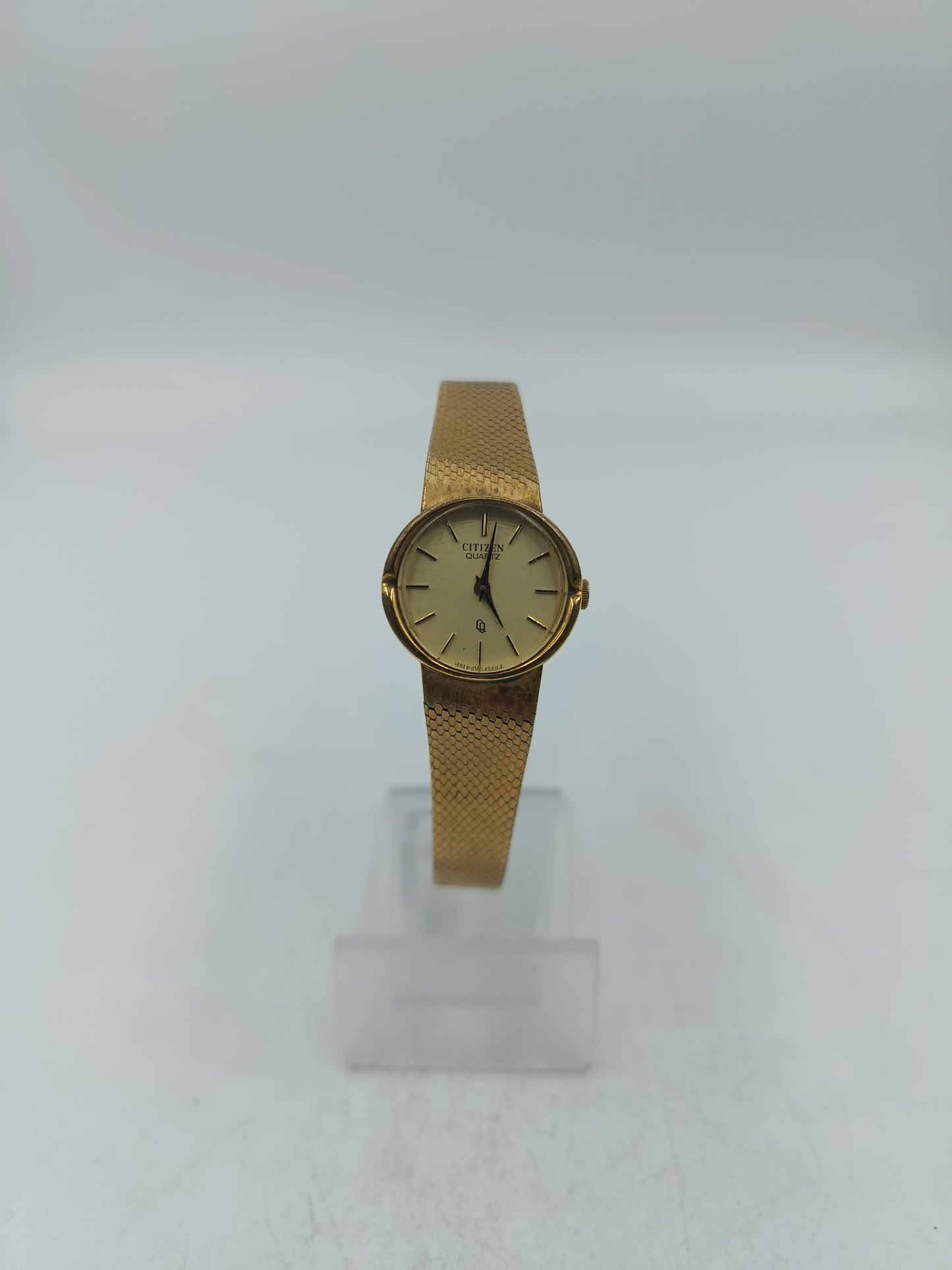 Goldfarbene Armbanduhr mit fein gemustertem Metallband