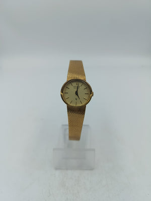 Goldfarbene Armbanduhr mit fein gemustertem Metallband