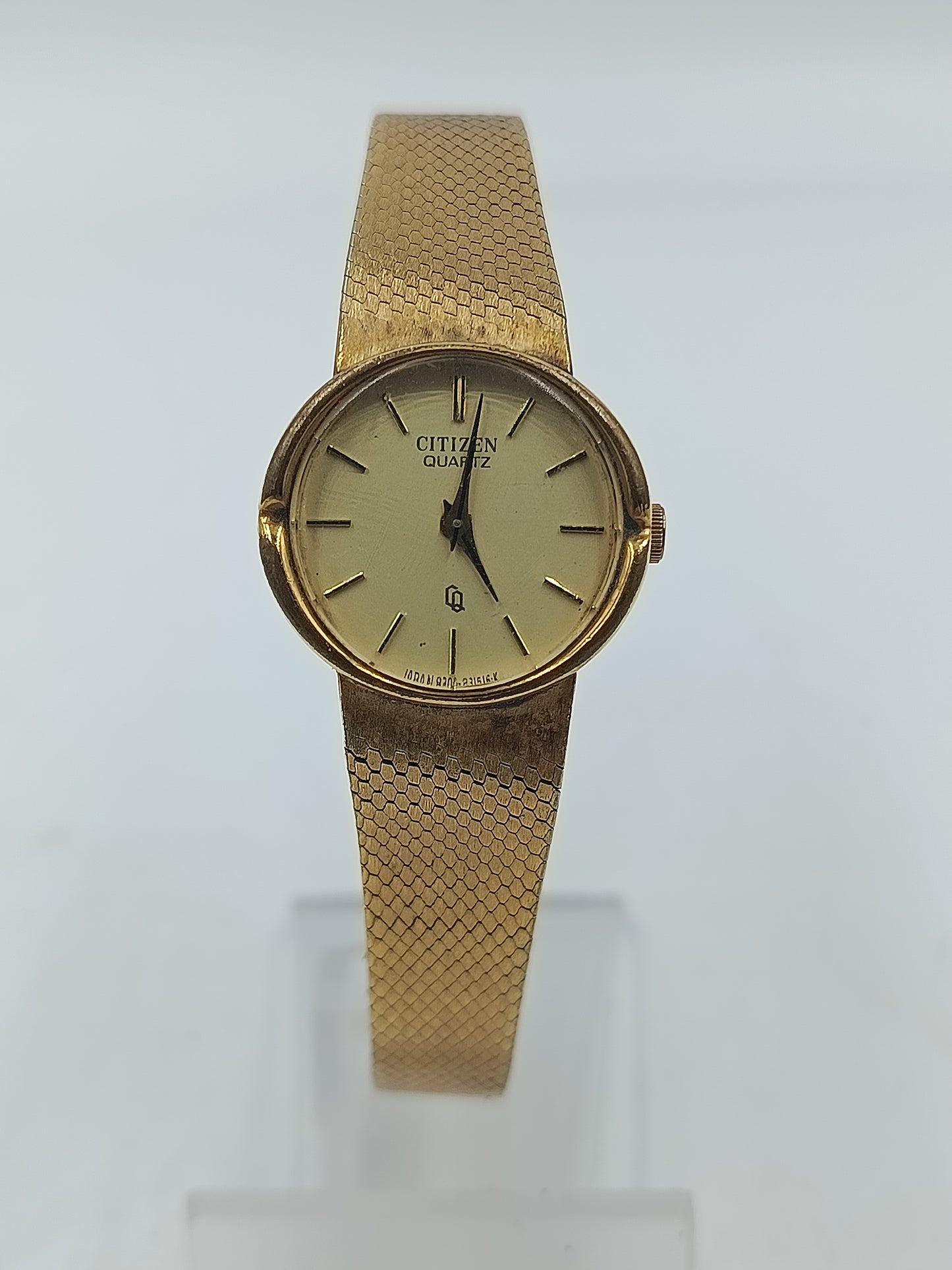 Goldfarbene Armbanduhr mit fein gemustertem Metallband