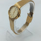 Goldfarbene Armbanduhr mit fein gemustertem Metallband