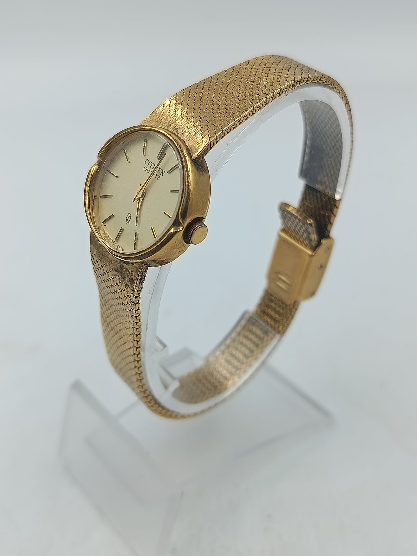 Goldfarbene Armbanduhr mit fein gemustertem Metallband