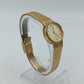 Goldfarbene Armbanduhr mit fein gemustertem Metallband