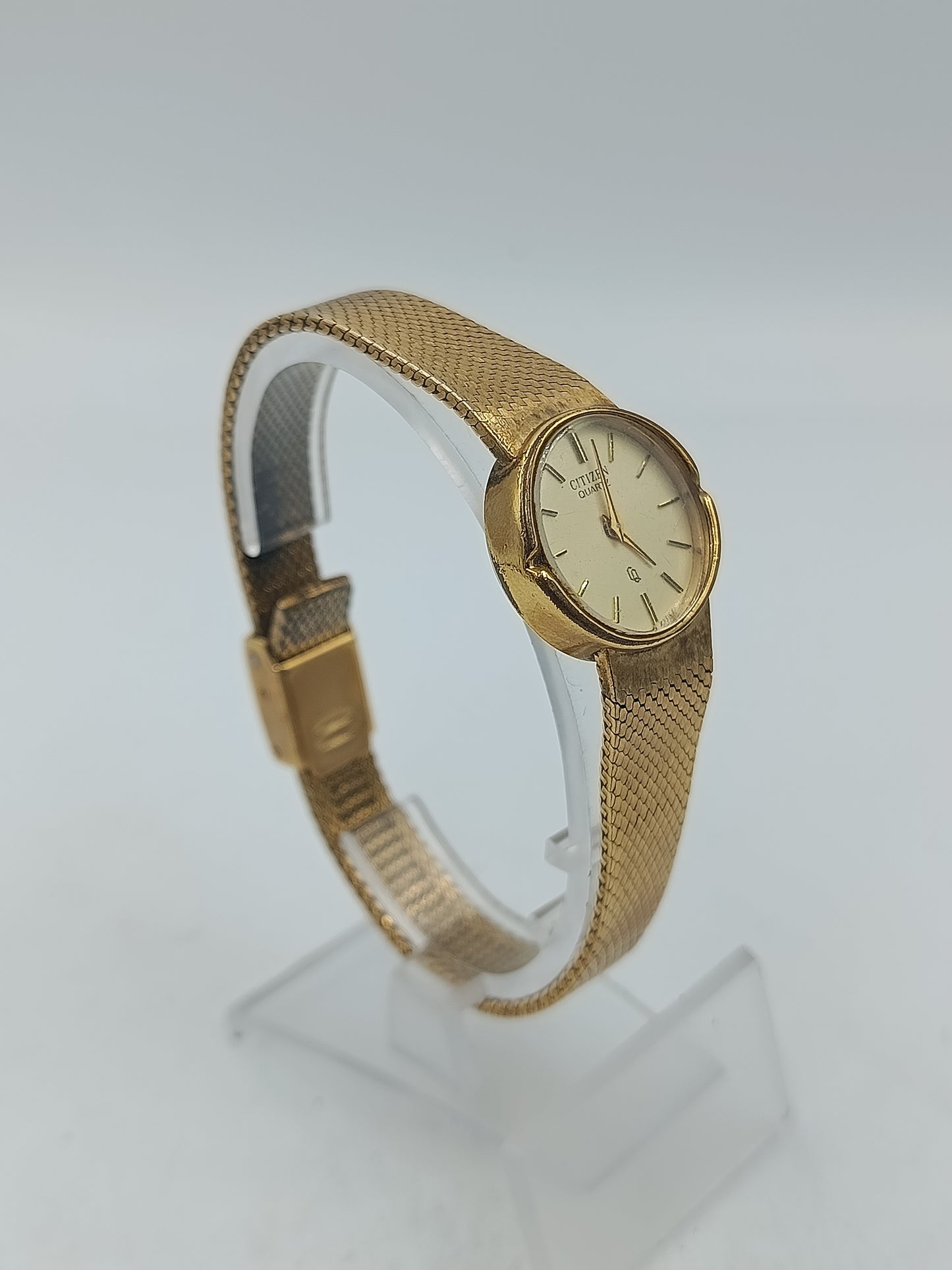 Goldfarbene Armbanduhr mit fein gemustertem Metallband