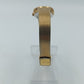 Goldfarbene Armbanduhr mit fein gemustertem Metallband
