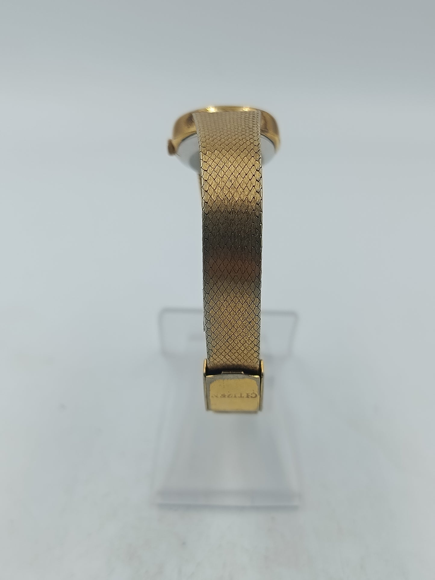 Goldfarbene Armbanduhr mit fein gemustertem Metallband