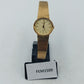 Goldfarbene Armbanduhr mit fein gemustertem Metallband