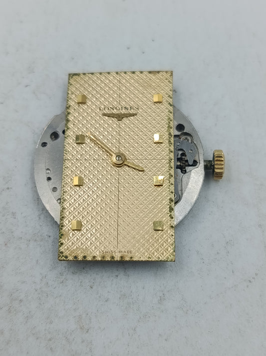 Uhrenwerk mit goldenem Zifferblatt im klassischen Longines Stil