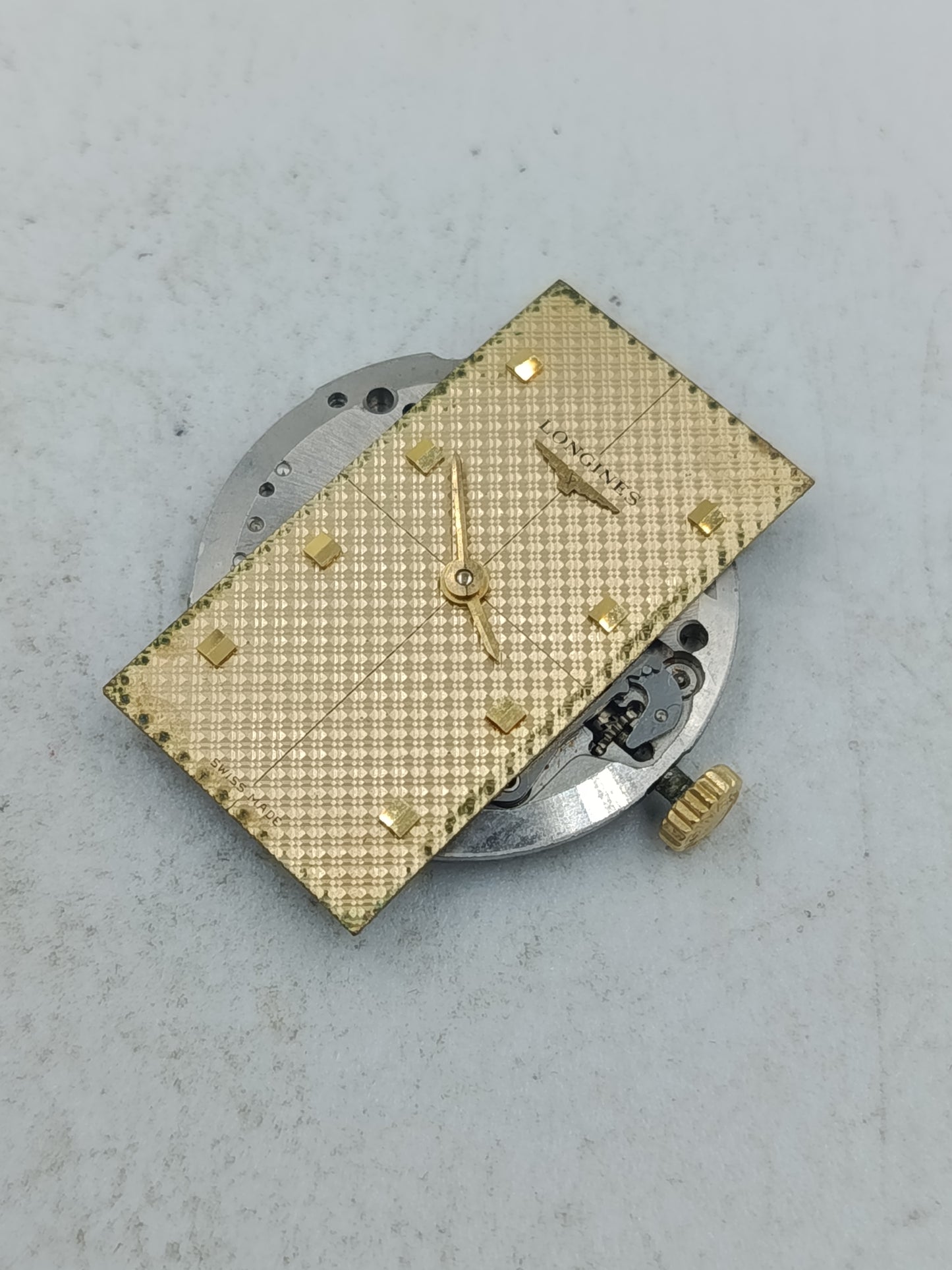 Uhrenwerk mit goldenem Zifferblatt im klassischen Longines Stil