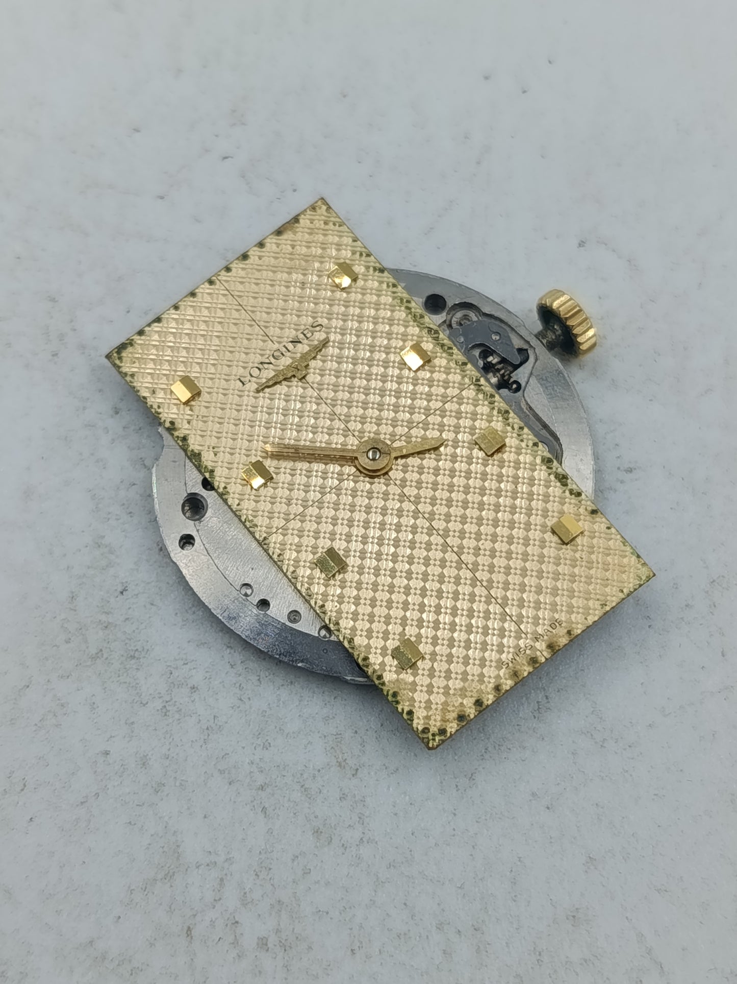 Uhrenwerk mit goldenem Zifferblatt im klassischen Longines Stil