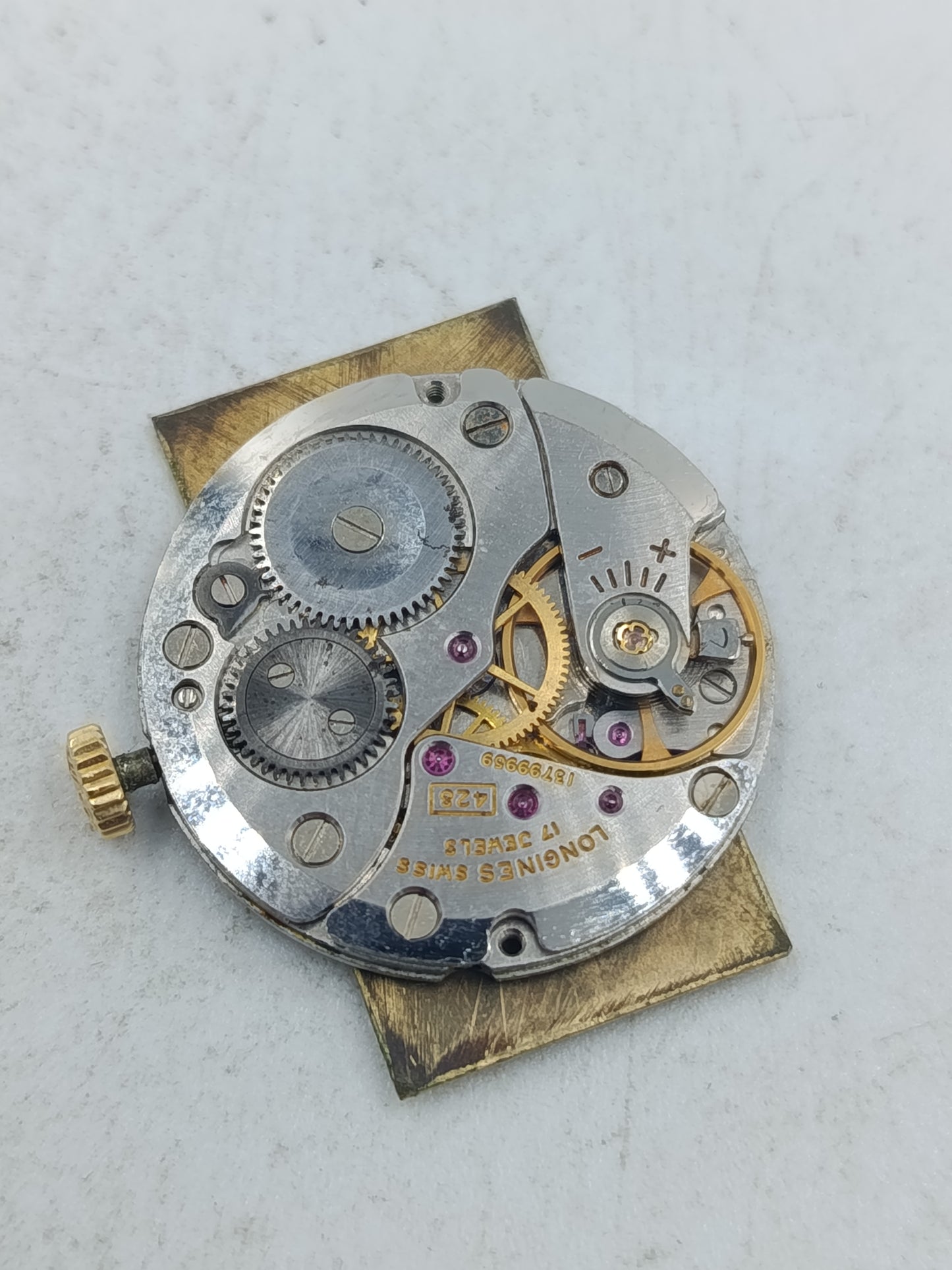 Uhrenwerk mit goldenem Zifferblatt im klassischen Longines Stil