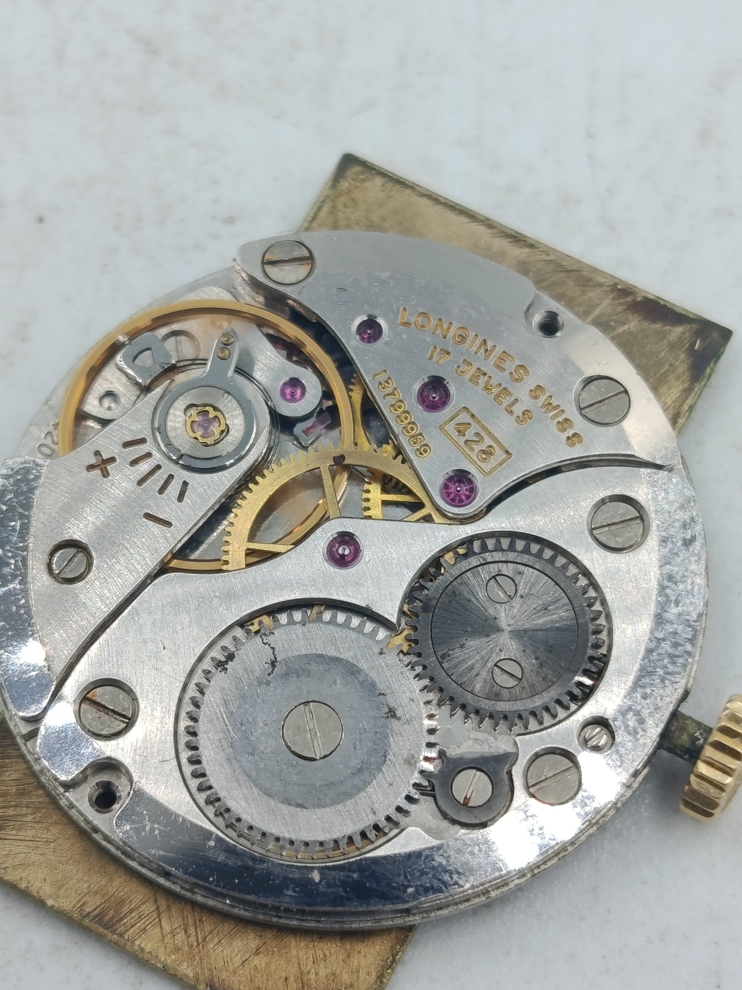 Uhrenwerk mit goldenem Zifferblatt im klassischen Longines Stil