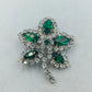 Blütenbrosche in leuchtendem Smaragdgrün mit funkelnden Kristallen