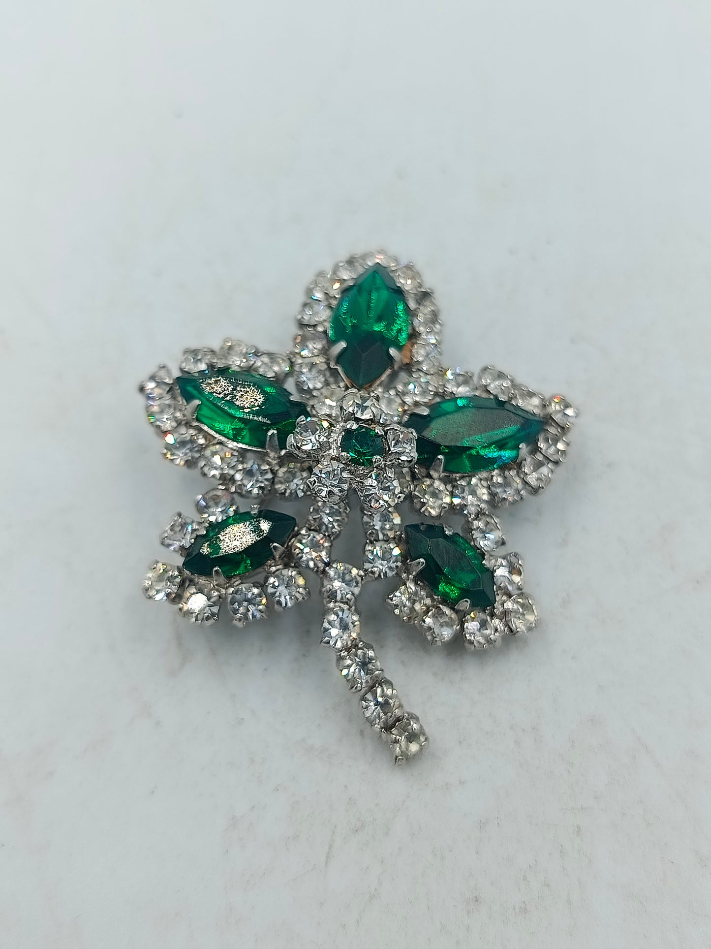 Blütenbrosche in leuchtendem Smaragdgrün mit funkelnden Kristallen