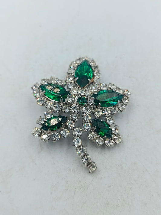 Blütenbrosche in leuchtendem Smaragdgrün mit funkelnden Kristallen