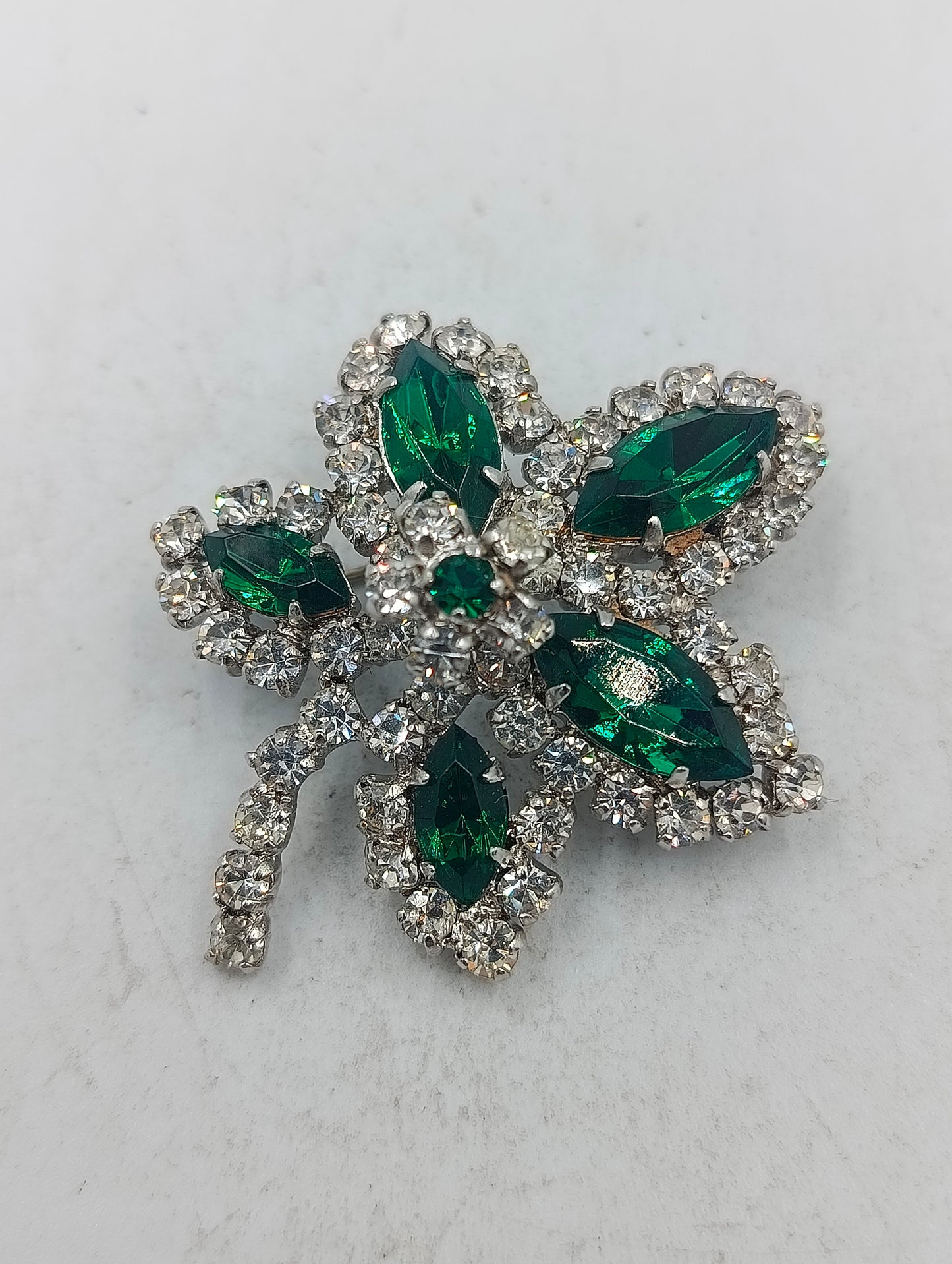 Blütenbrosche in leuchtendem Smaragdgrün mit funkelnden Kristallen