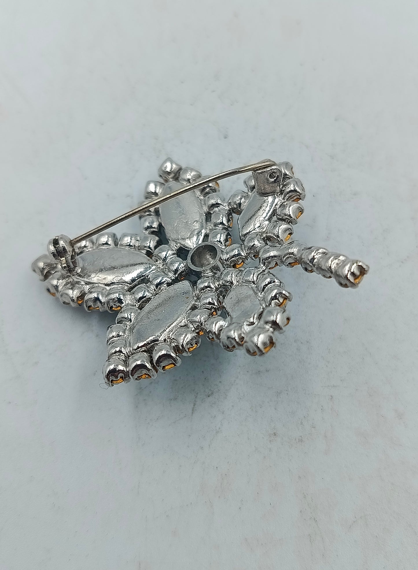 Blütenbrosche in leuchtendem Smaragdgrün mit funkelnden Kristallen